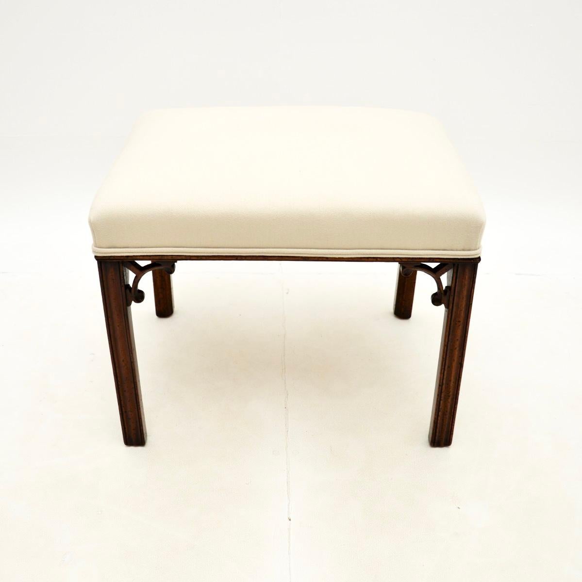 Un tabouret antique de style Chippendale, élégant et extrêmement bien fait. Fabriqué en Angleterre, il date de la période 1890-1910.

Il s'agit d'un objet de grande qualité, dont le cadre est orné de magnifiques frettes sculptées et percées sous les