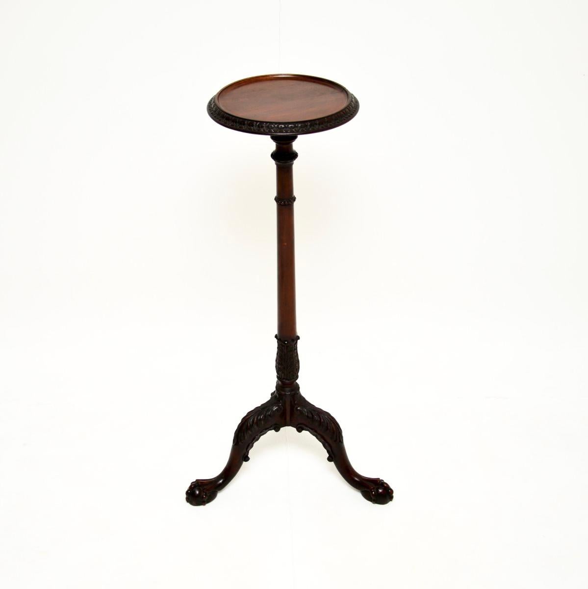 Una deliziosa torchere/portapiante antica, realizzata in Inghilterra e risalente al periodo 1890-1910 circa.

È di qualità superba, con un intaglio incredibilmente fine e una meravigliosa patina generale. Il bordo superiore è finemente intagliato,
