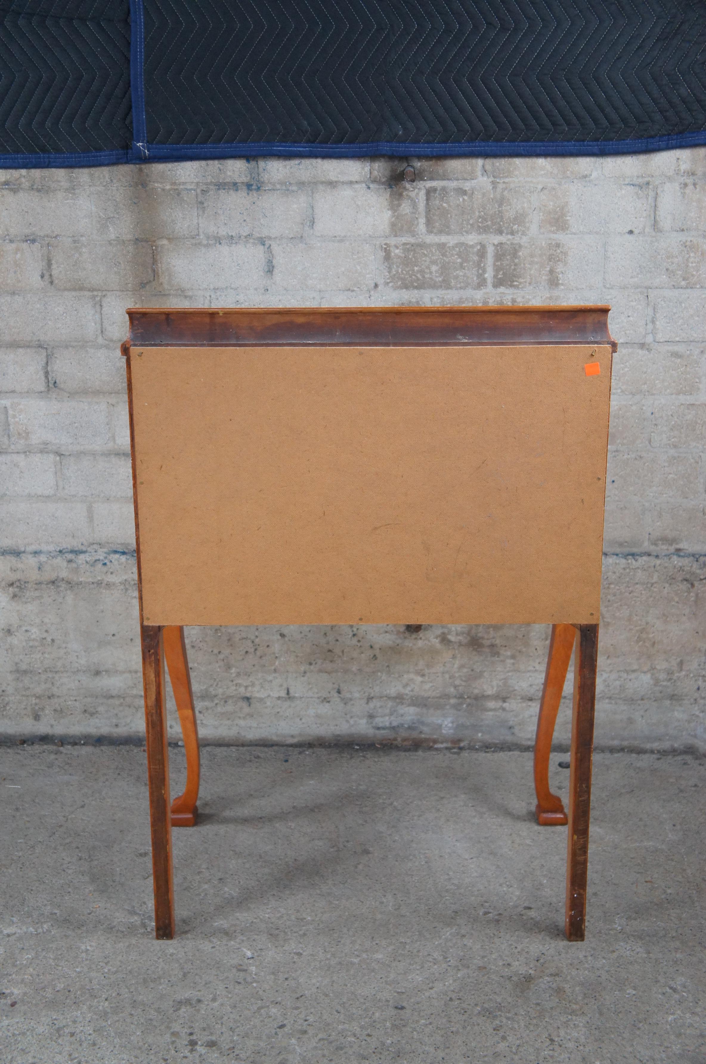 Antiker Sekretär-Schreibtisch für Damen aus Nussbaumholz im Chippendale-Stil mit ausklappbarer Front, 30