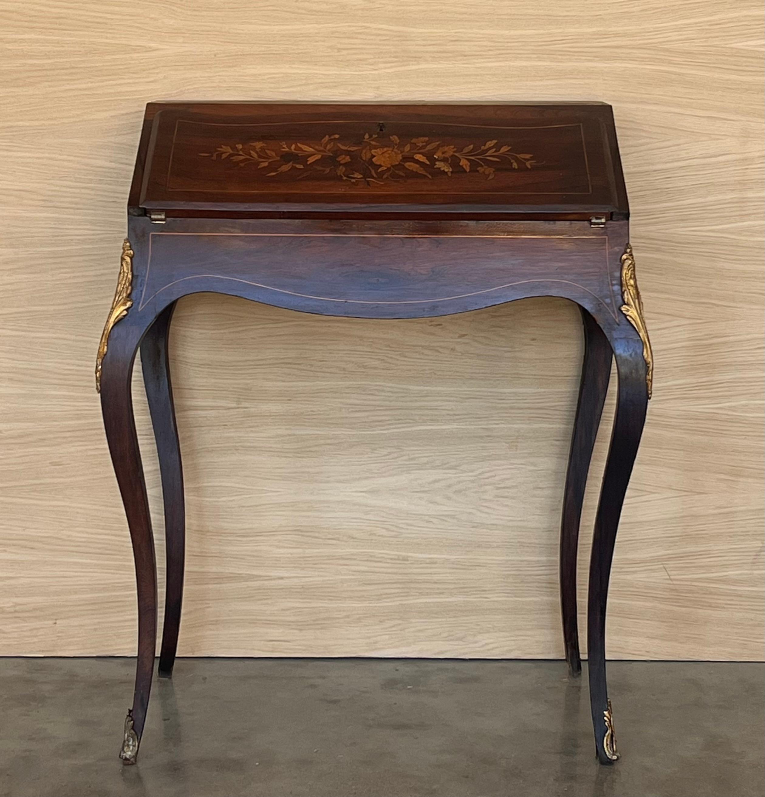 Ancien bureau secrétaire pour dames du début du 20e siècle. Fabriqué en noyer avec une surface d'écriture en érable. La façade est en forme de goutte d'eau avec une quincaillerie néoclassique en laiton sur un grand tiroir central avec des poignées