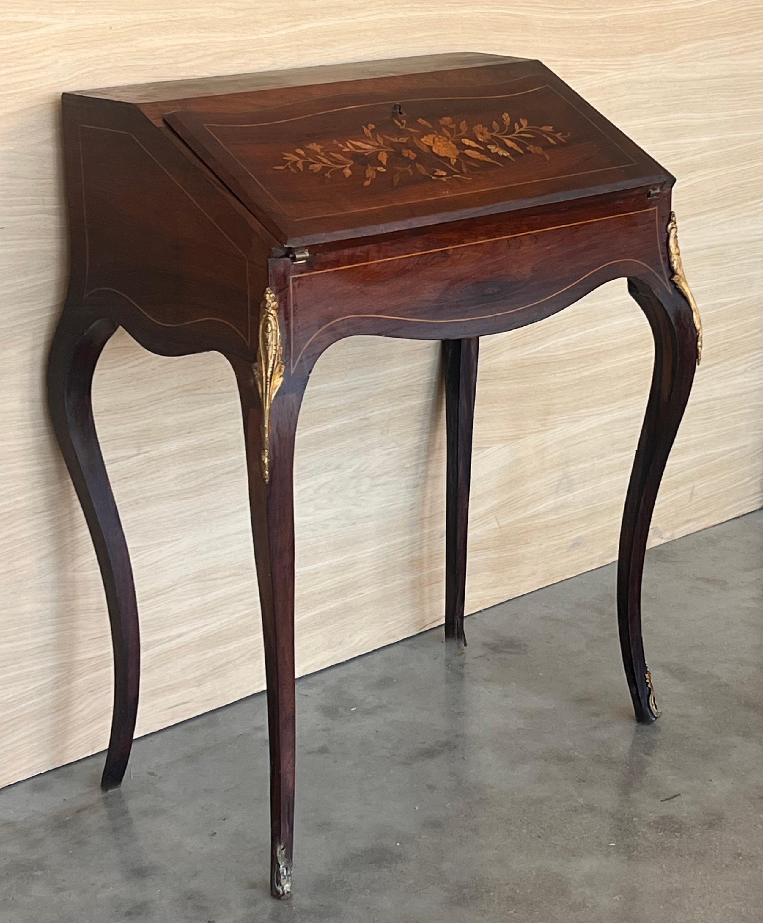 Noyer Ancien bureau de secrétaire en noyer de style Chippendale en vente