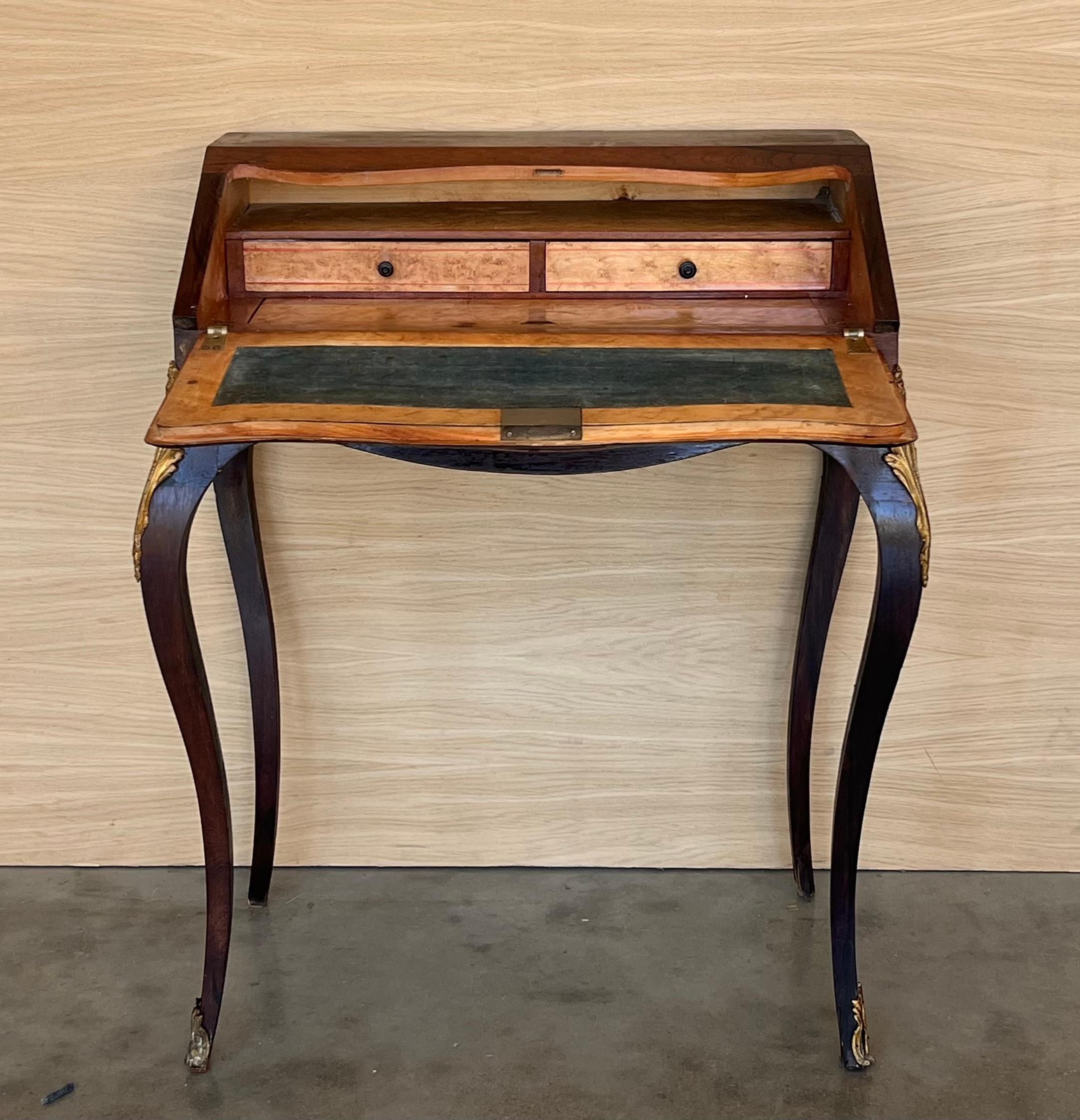 Ancien bureau de secrétaire en noyer de style Chippendale en vente 2