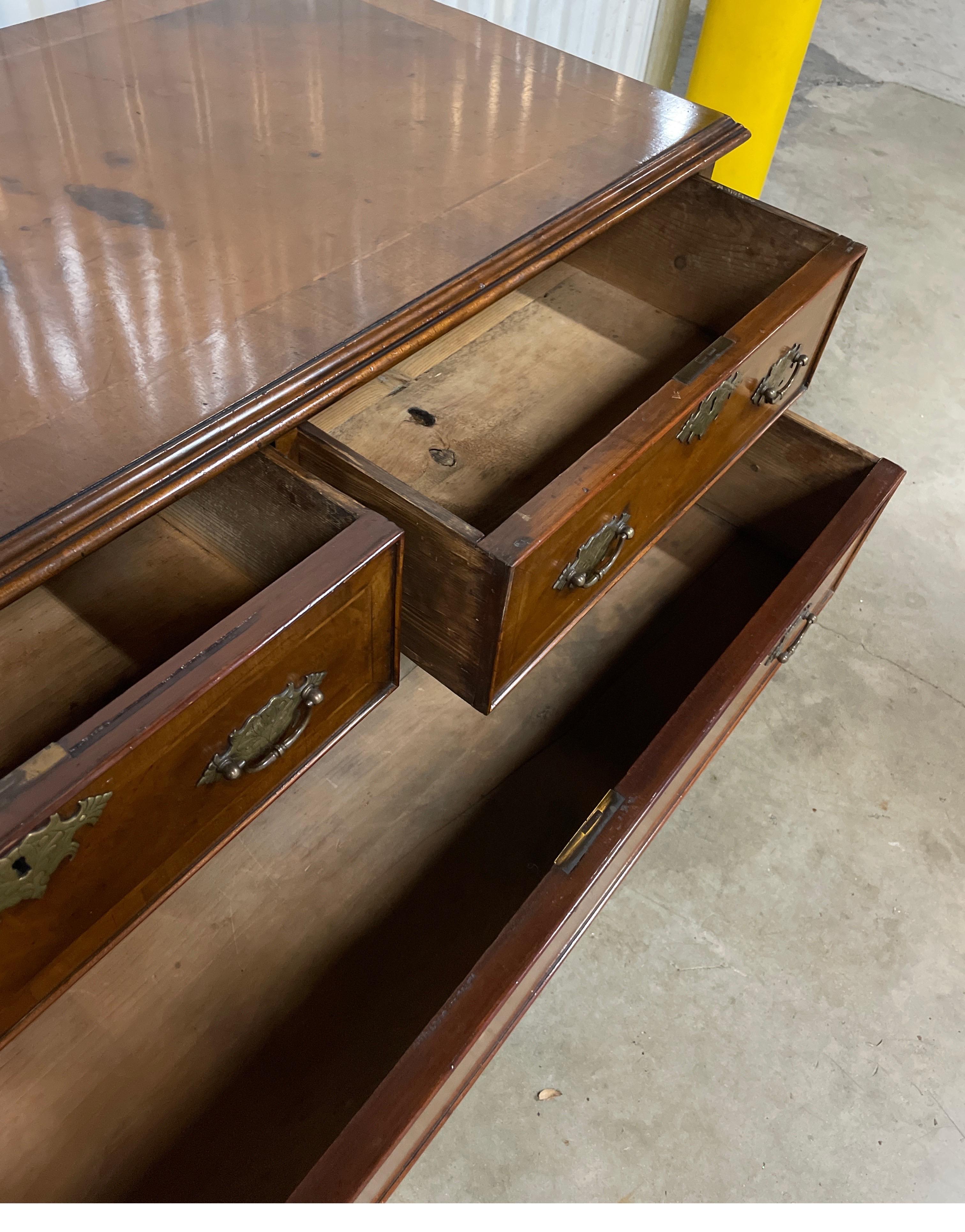 Antico comò a tre cassetti Chippendale in vendita 6