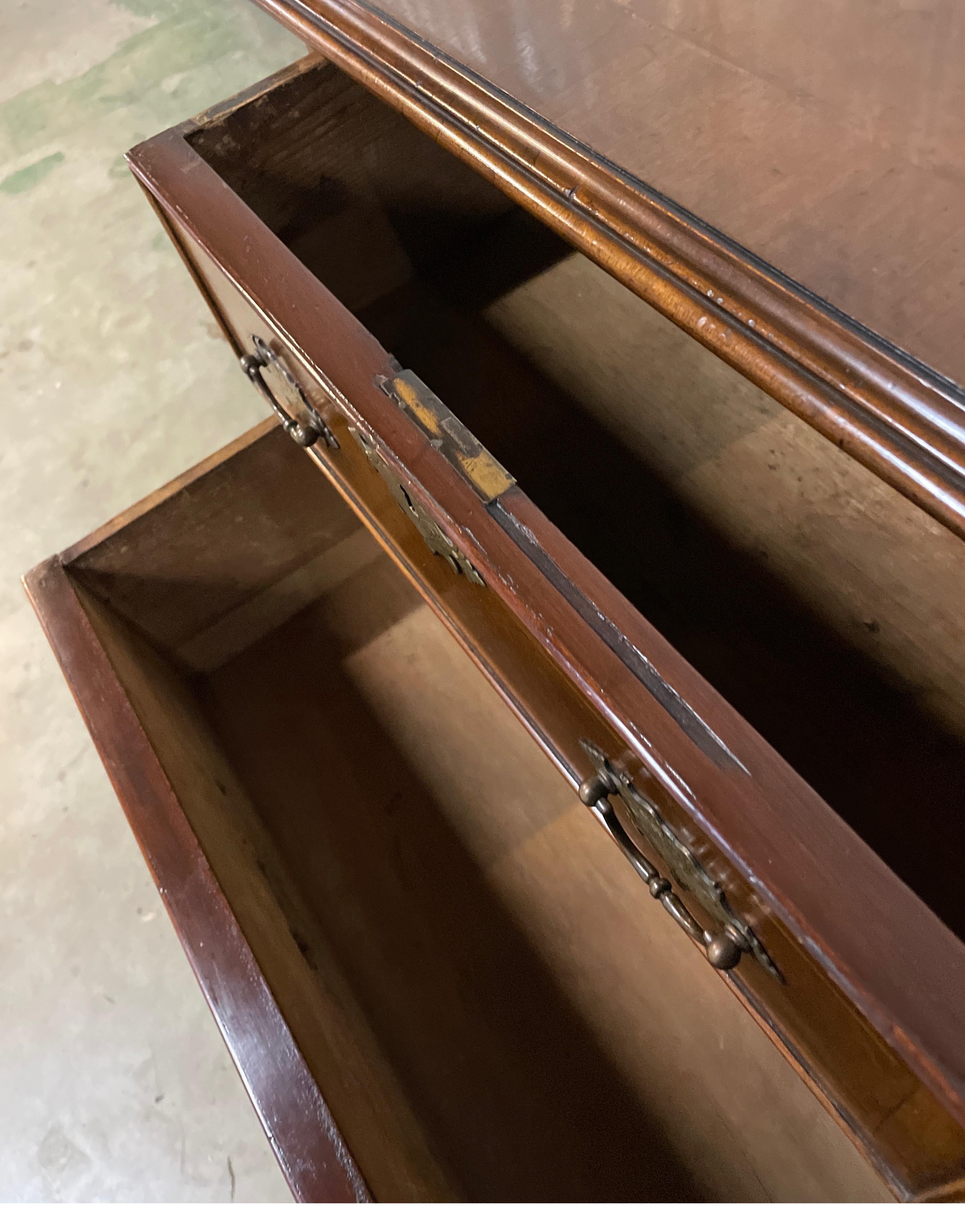 Antique commode Chippendale à trois tiroirs en vente 8