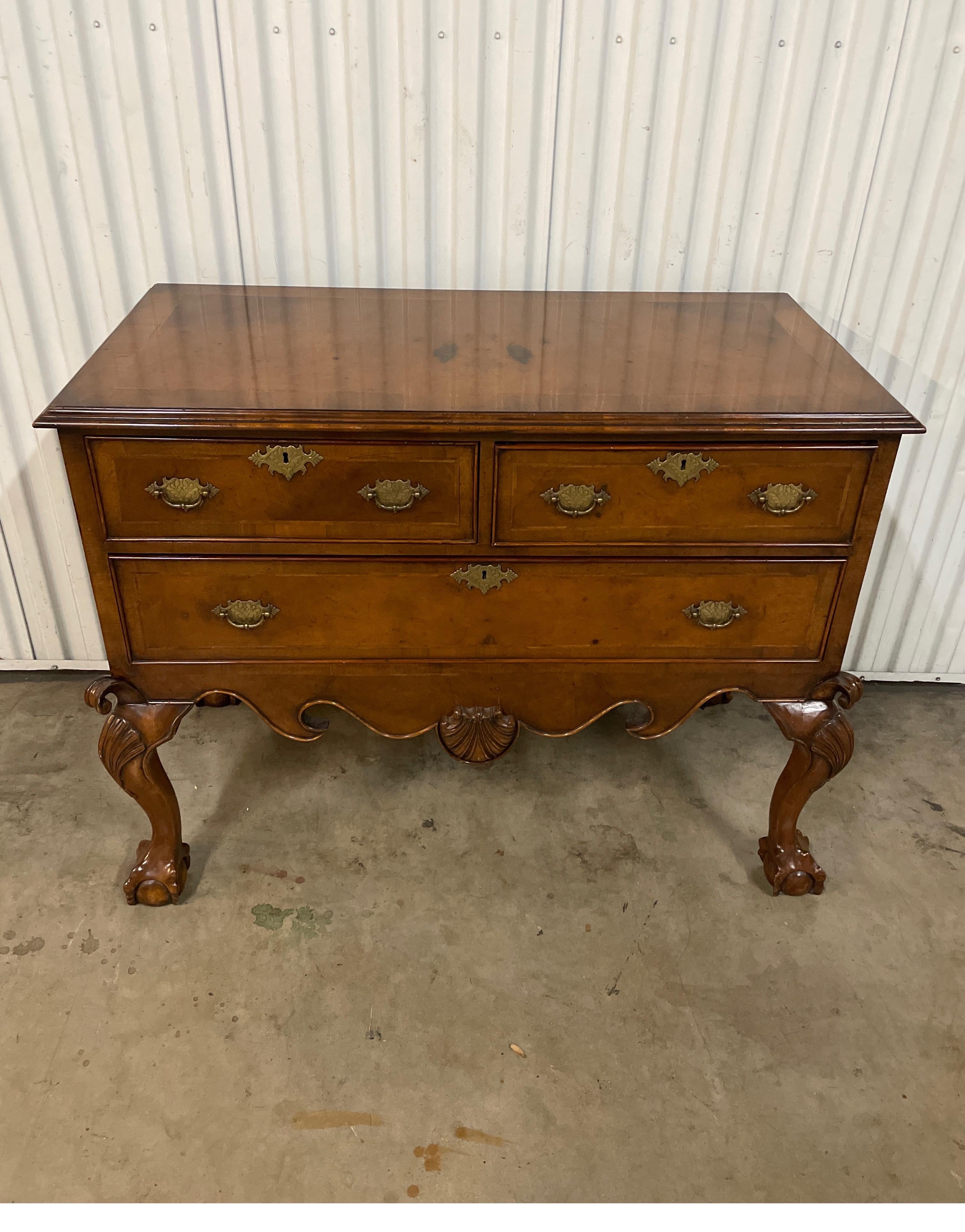 Commode à trois tiroirs de style Chippendale américain. Merveilleuse commode ancienne à trois tiroirs avec des détails sculptés à la main. Les tiroirs ont des bandes incrustées et les pieds sont en forme de boule et de griffe.