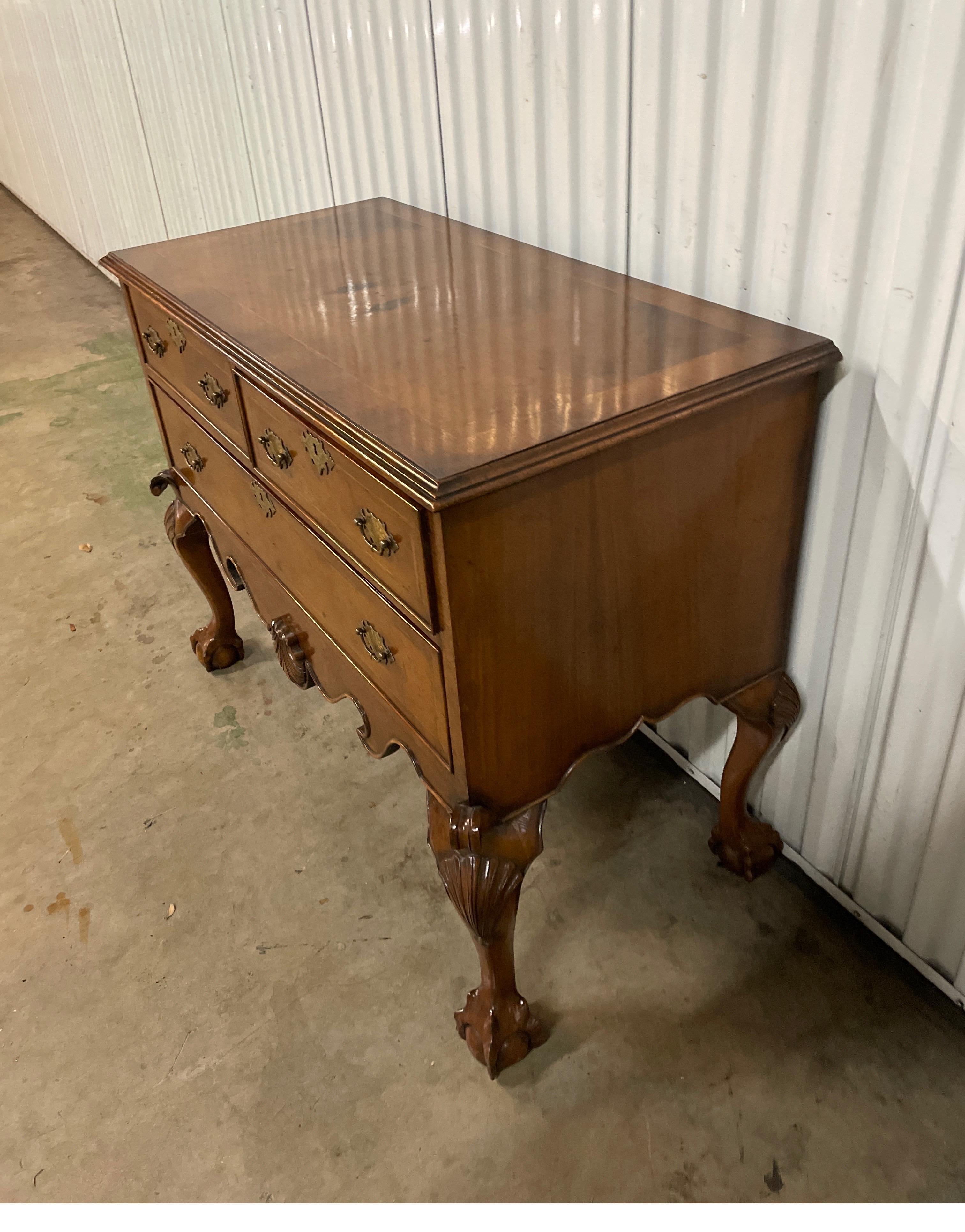 Américain Antique commode Chippendale à trois tiroirs en vente