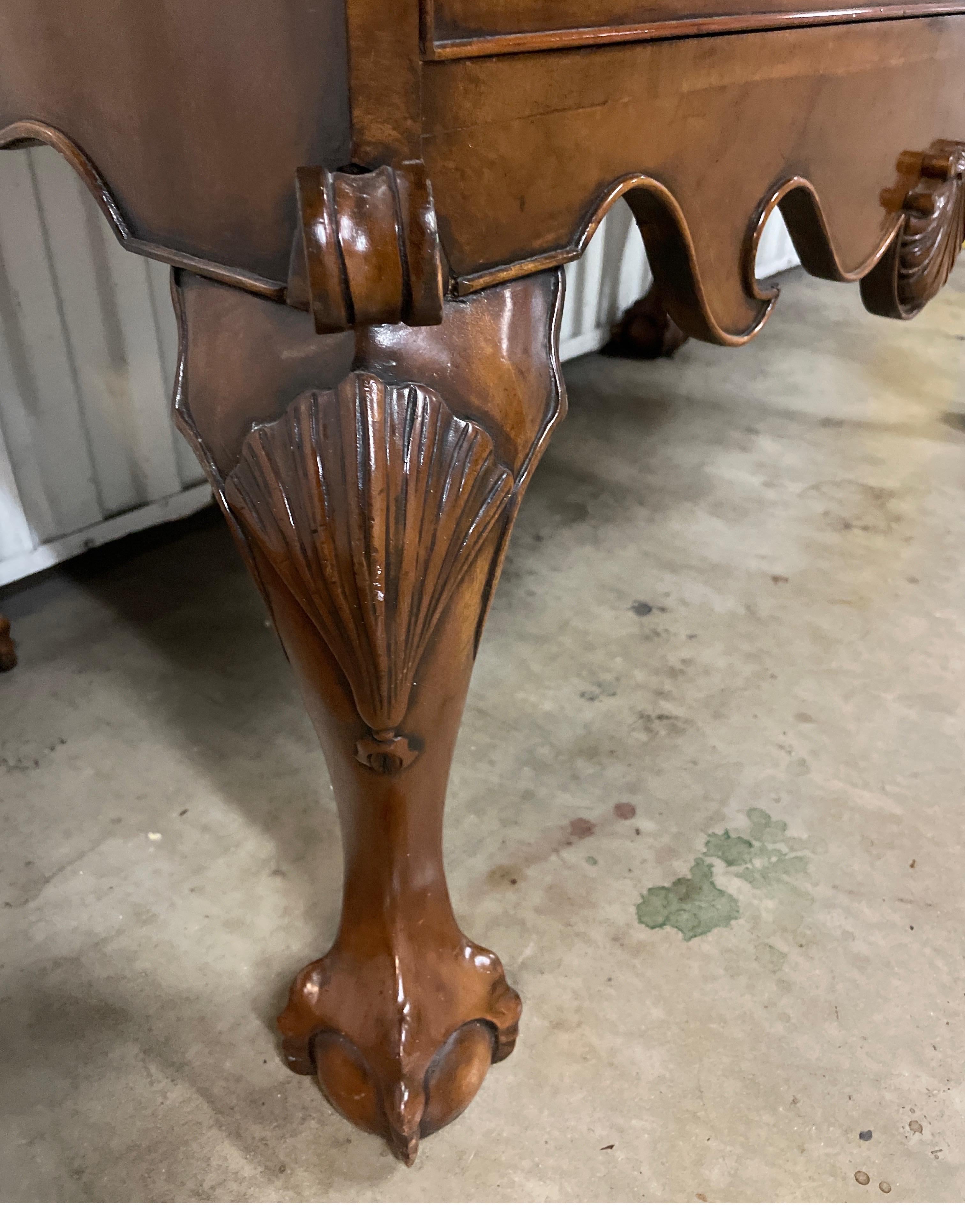 Broussin Antique commode Chippendale à trois tiroirs en vente