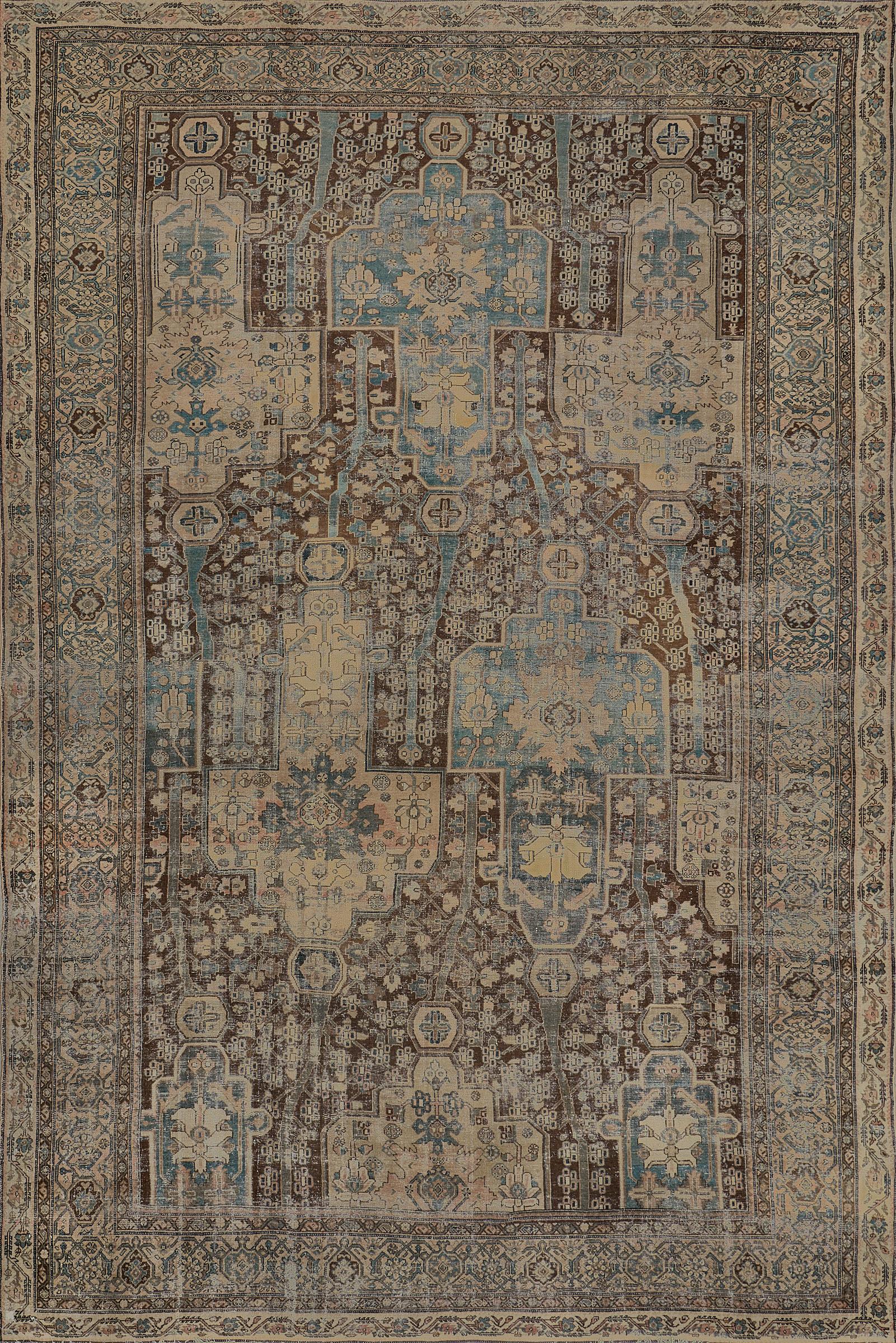 Esta alfombra persa tradicional Malayer, tejida a mano, tiene un campo marrón chocolate con una densa enredadera floral alrededor de hileras horizontales de grandes paneles en forma de escudo de color azul claro y marrón búfalo y paneles parciales,