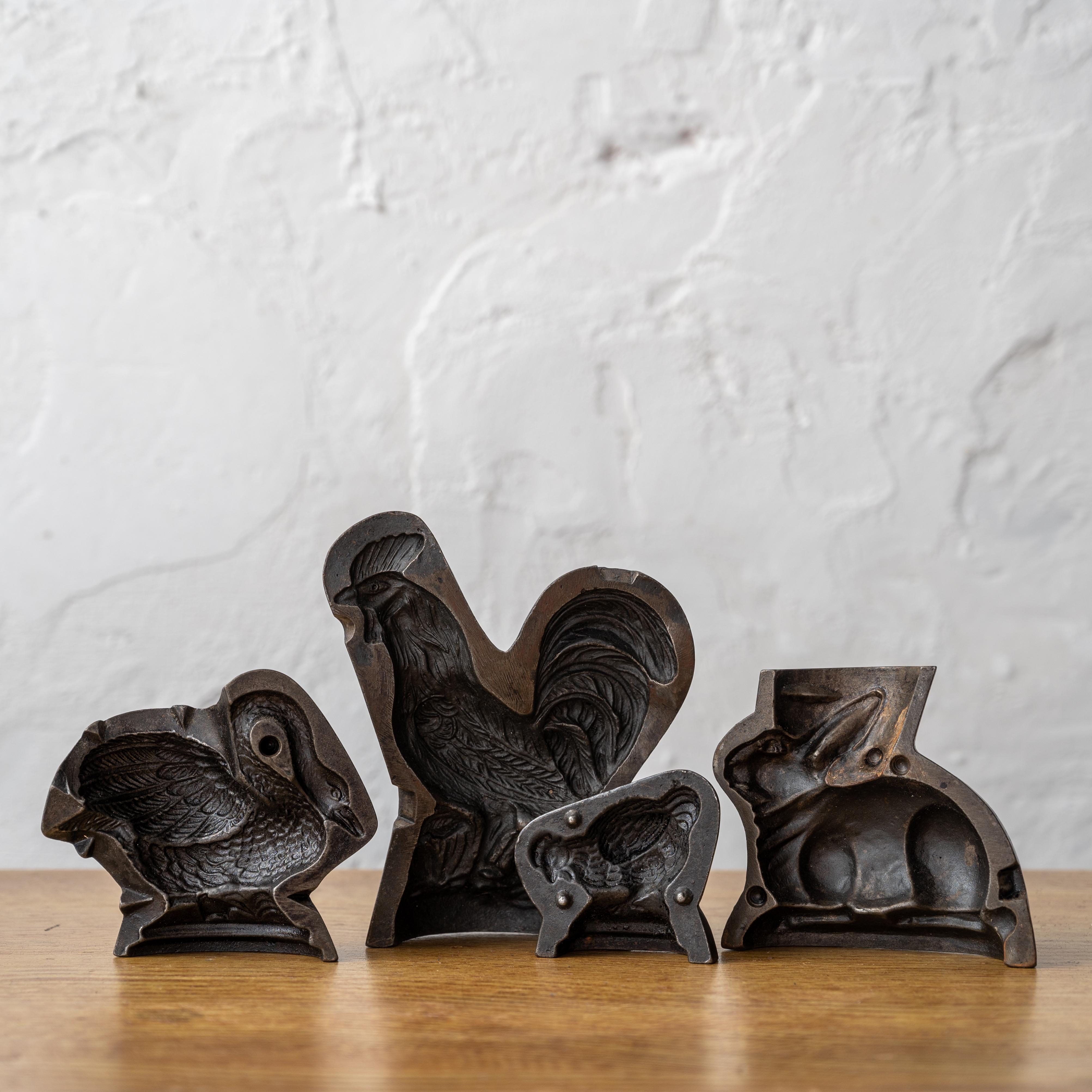 Un set di quattro stampi per cioccolato in ghisa molto dettagliati, circa 1890

gallo: 5 pollici di larghezza, 3 pollici di profondità e 5 pollici e mezzo di altezza.
coniglio e cigno: 4 ½ pollici di larghezza, 2 ¼ di profondità e 3 ½ di