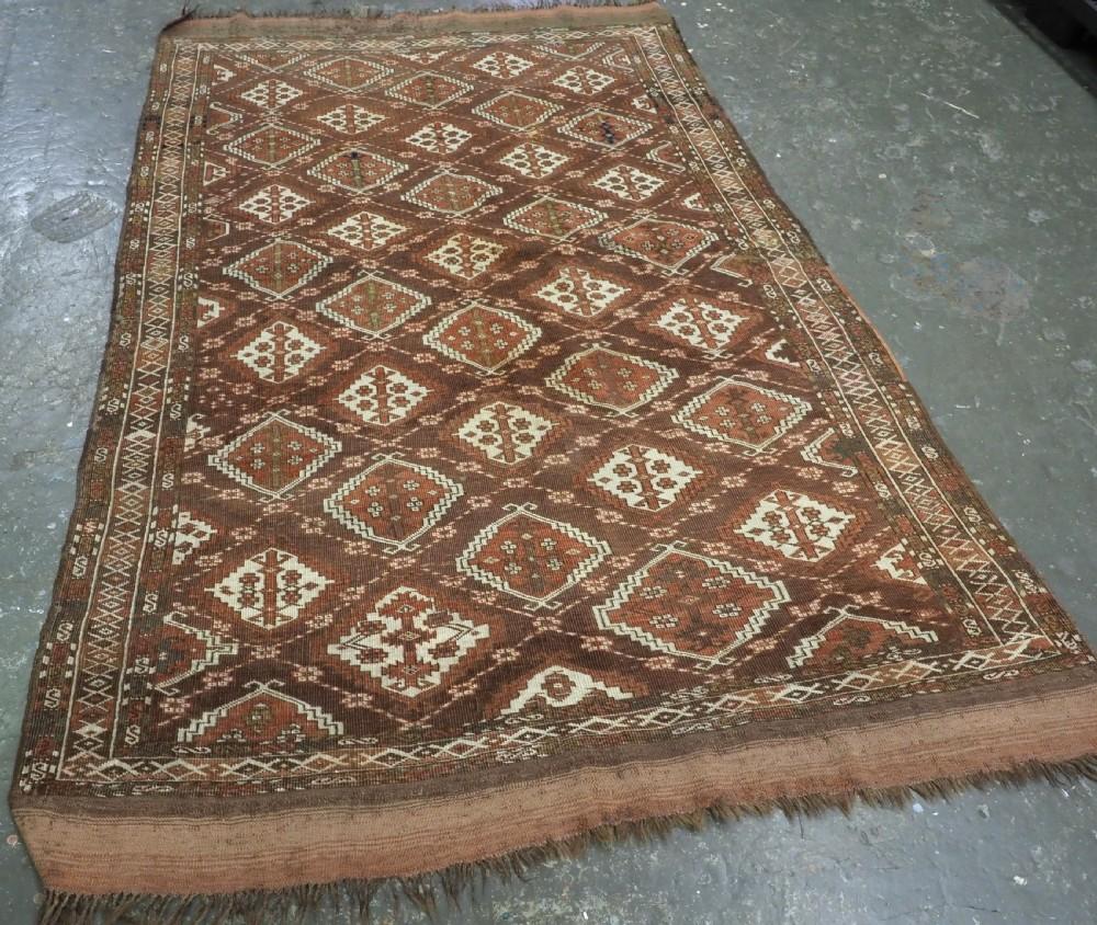 Antiker turkmenischer Chodor-Teppich oder Hauptteppich von kleiner Größe mit dem traditionellen Ertmen-Gul-Muster
CIRCA 1880

Der Teppich zeigt diagonale Reihen von Ertmen Guls in Elfenbein und Rot/Braun innerhalb eines Gitters auf einem