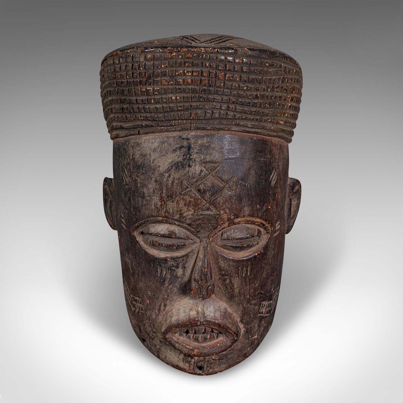 
Se trata de una antigua máscara chokwe. Máscara facial tribal centroafricana de madera dura tallada, de finales de la época victoriana, hacia 1900.

Fascinante pieza tribal, con forma de cara completa y artesanía rústica
Presenta una deseable