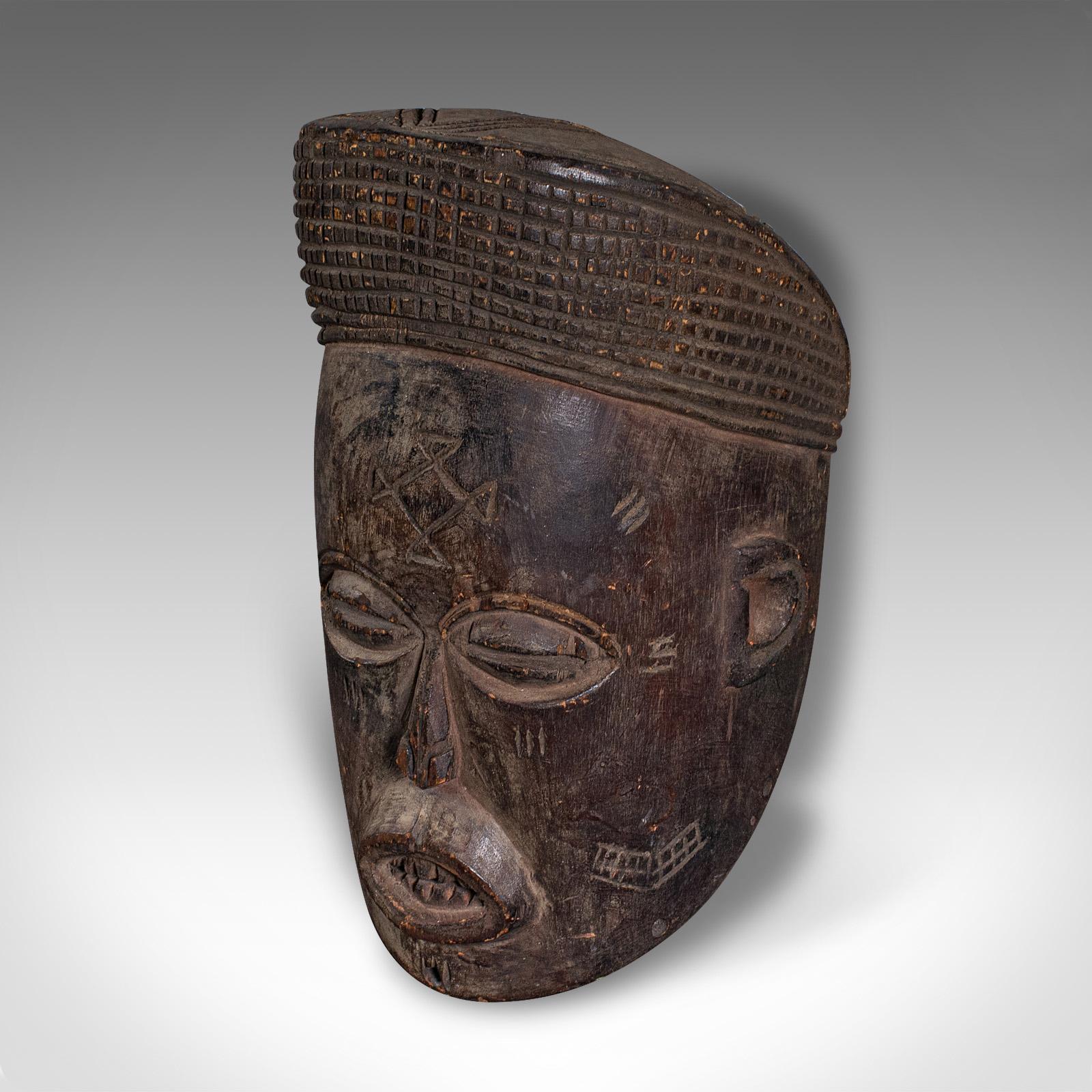 Máscara antigua Chokwe, Centroafricana, Madera tallada, Tribal, Victoriana, C.1900 Victoriano tardío en venta