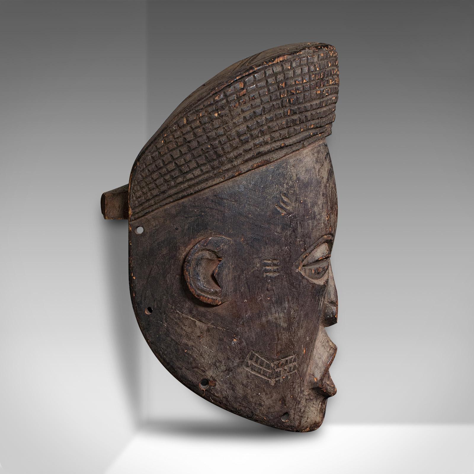 Máscara antigua Chokwe, Centroafricana, Madera tallada, Tribal, Victoriana, C.1900 Africano en venta