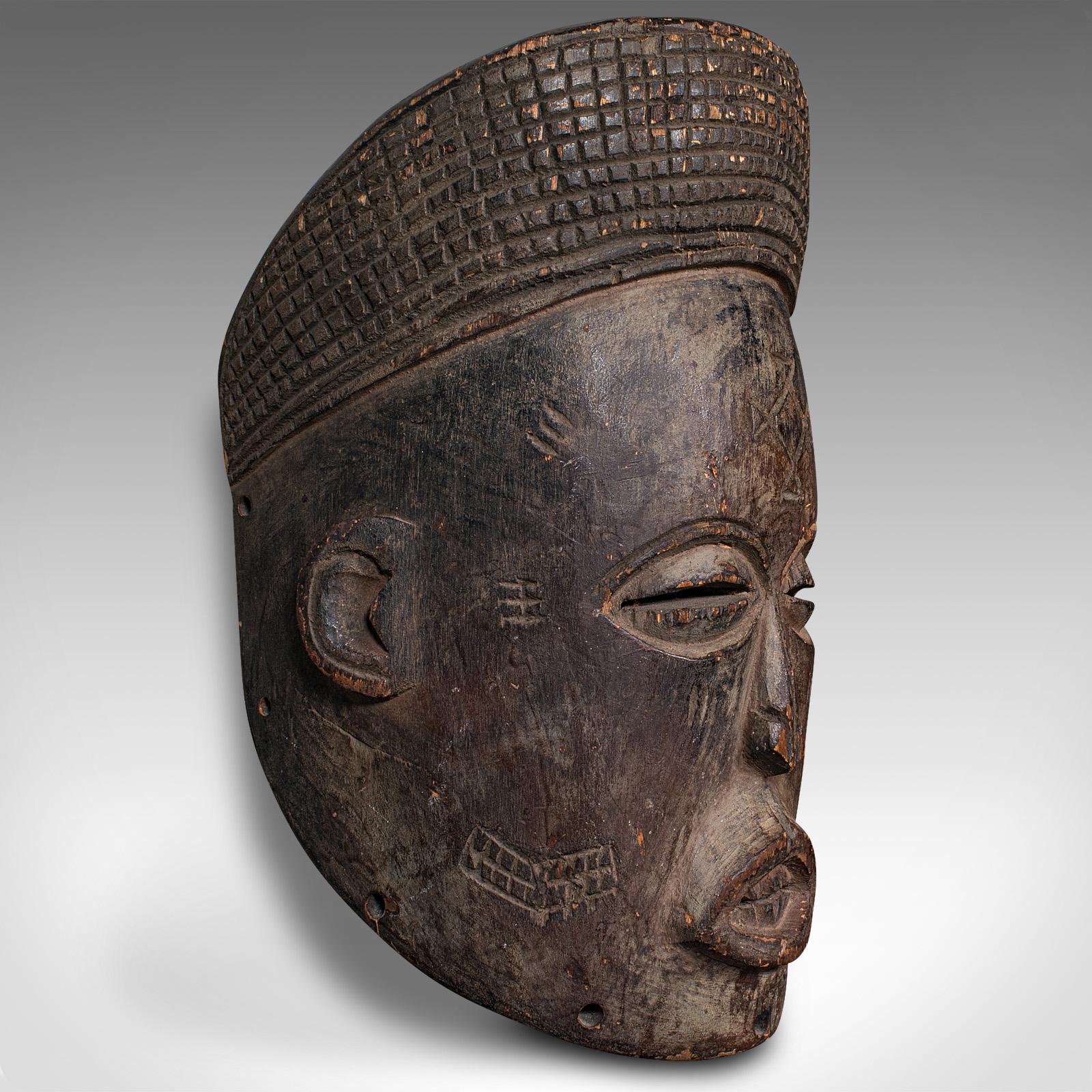 Máscara antigua Chokwe, Centroafricana, Madera tallada, Tribal, Victoriana, C.1900 en Bueno estado para la venta en Hele, Devon, GB