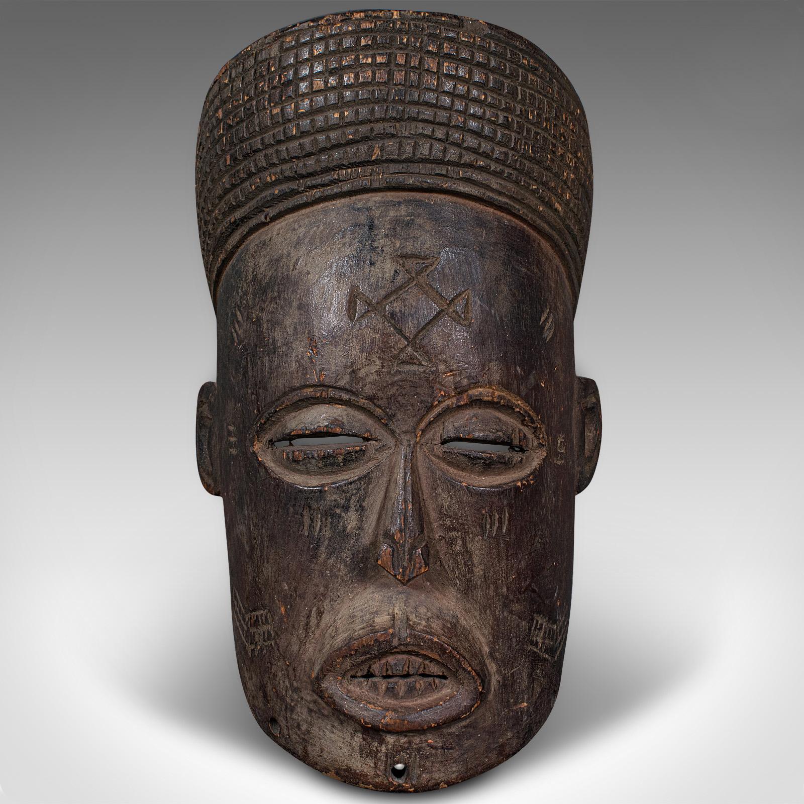 Máscara antigua Chokwe, Centroafricana, Madera tallada, Tribal, Victoriana, C.1900 siglo XIX en venta