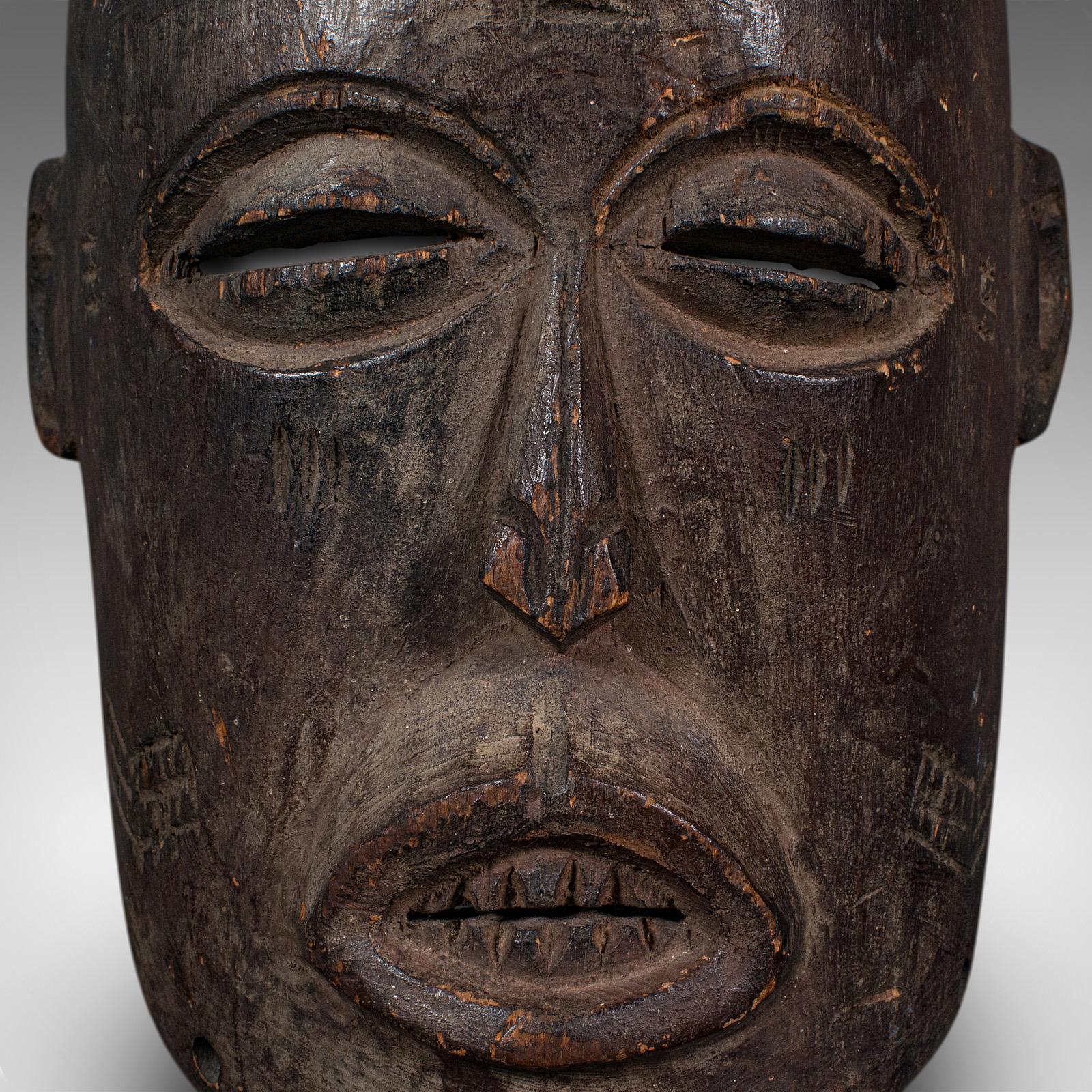Máscara antigua Chokwe, Centroafricana, Madera tallada, Tribal, Victoriana, C.1900 Madera dura en venta