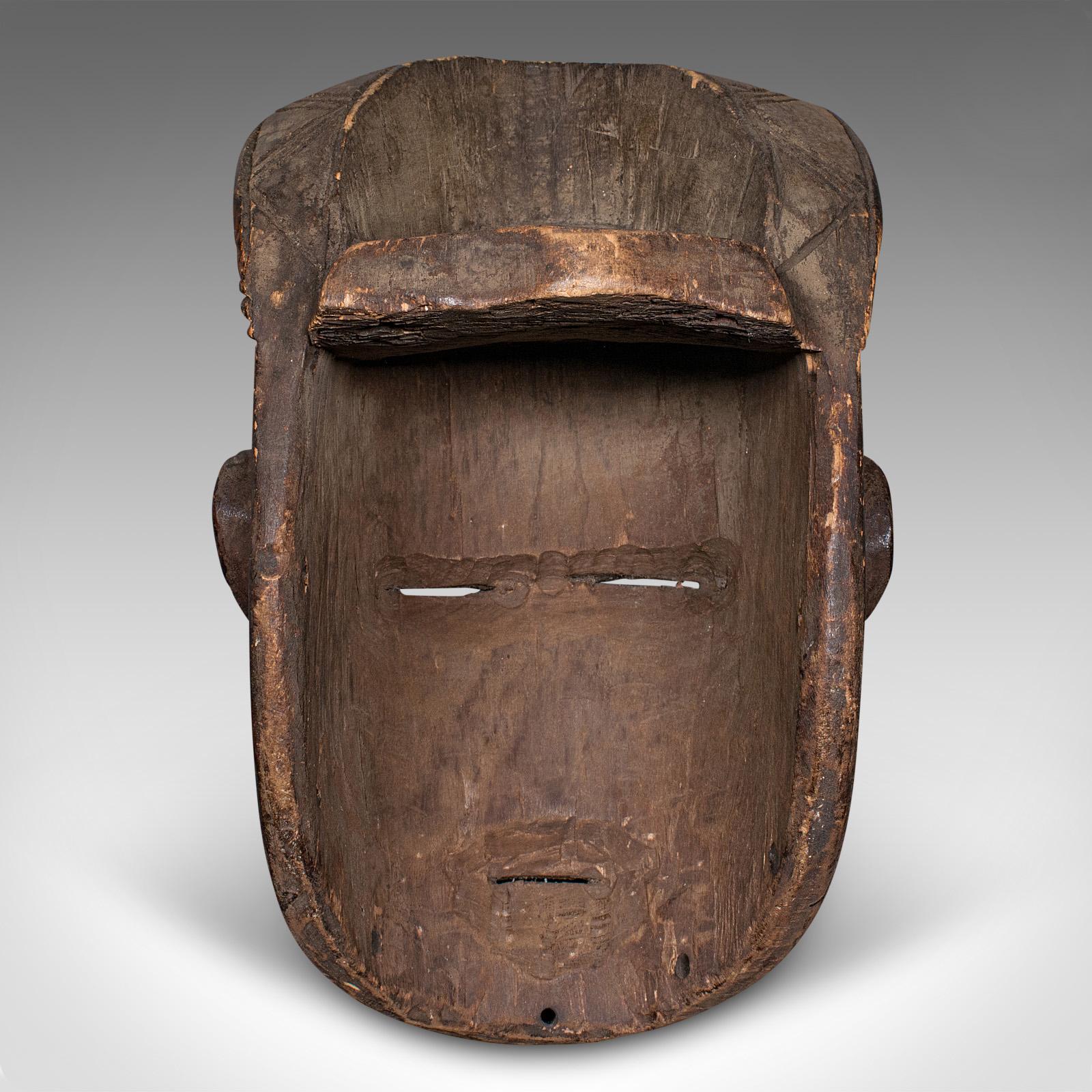 Máscara antigua Chokwe, Centroafricana, Madera tallada, Tribal, Victoriana, C.1900 en venta 1