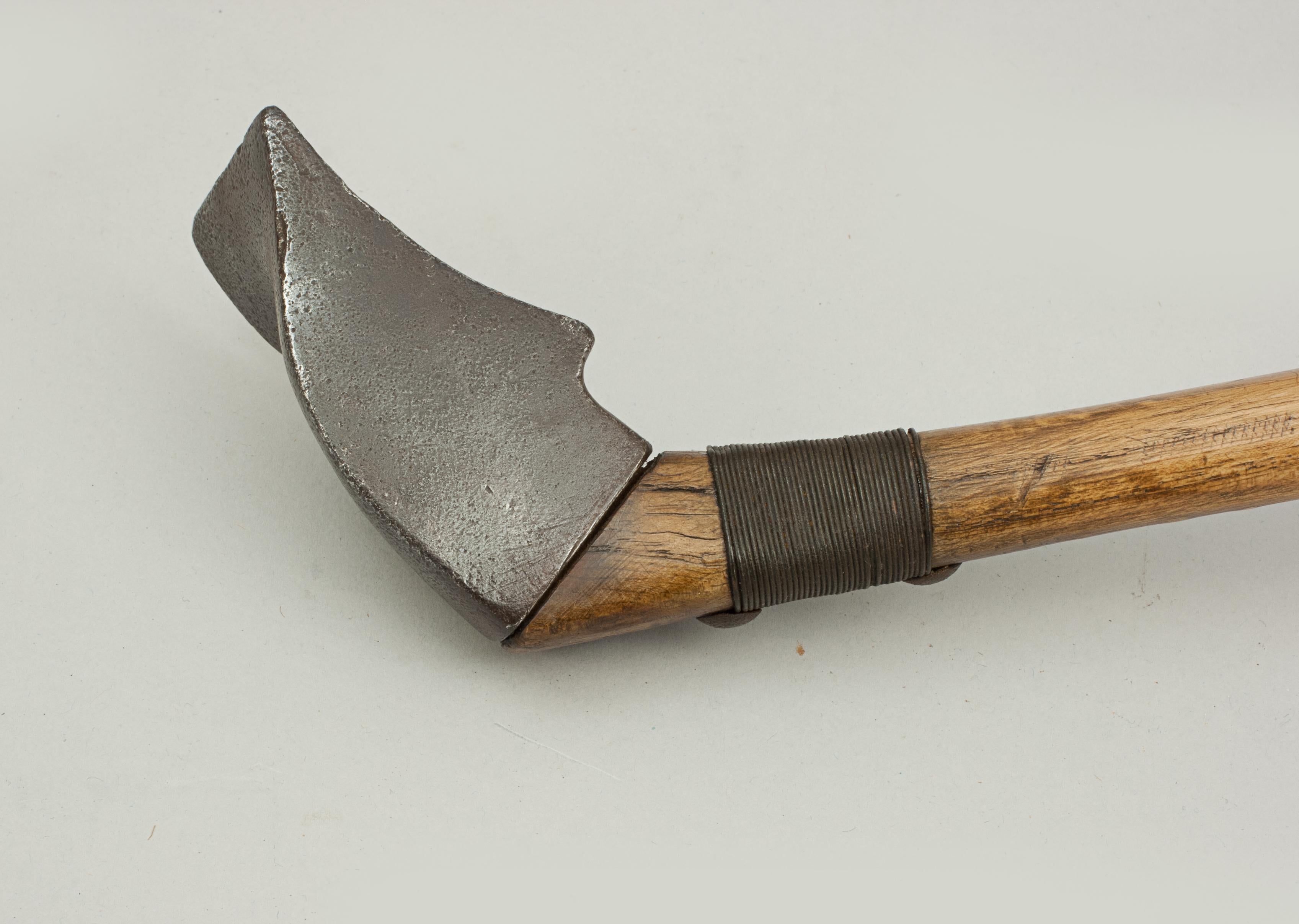 Métal Antique Chole Club & Ball. Golf Related. en vente