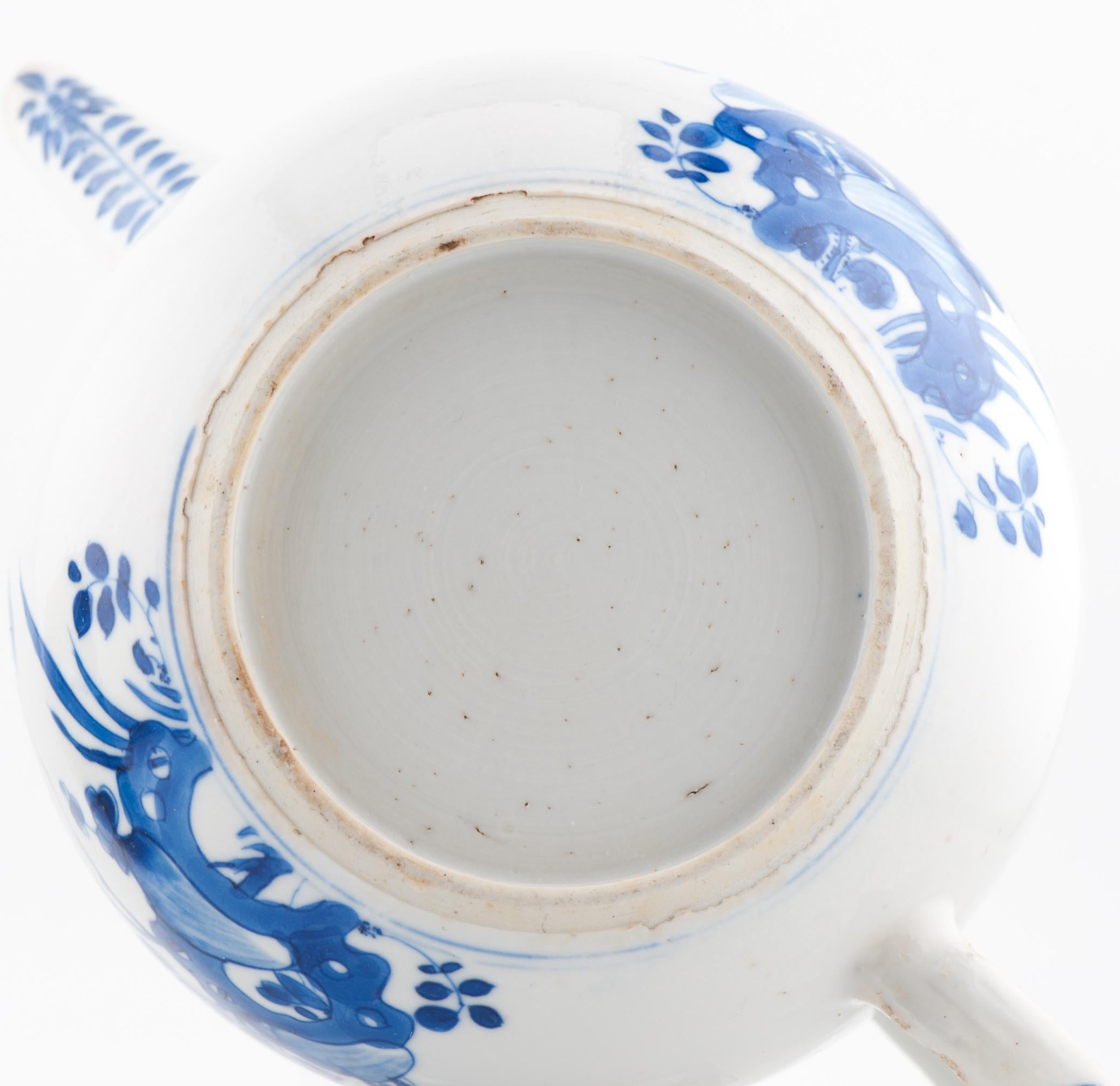 Antique Chongzhen / Shunzhi Period Chinese Porcelain Blue & White  TeaPot For Sale 8