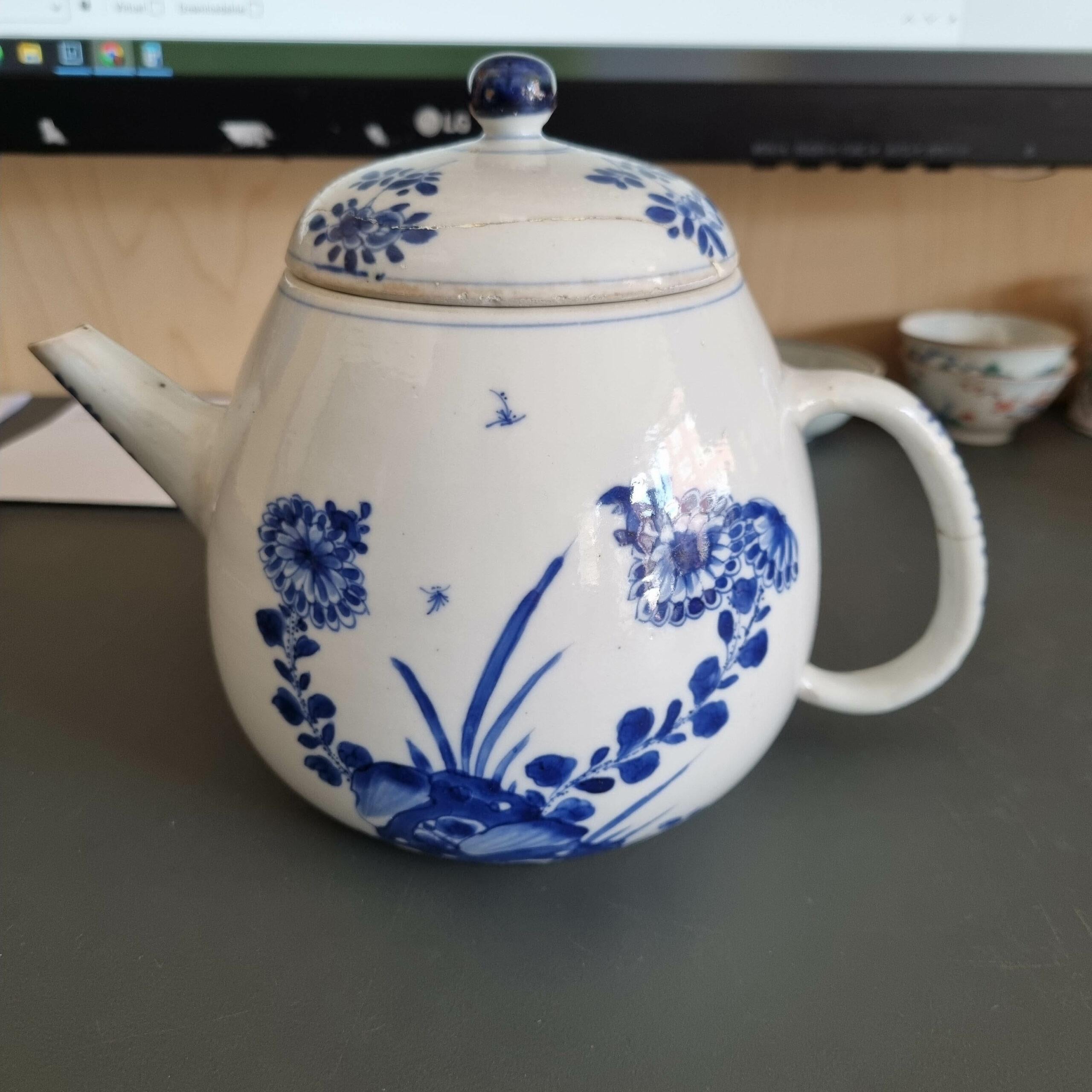 Antique Chongzhen / Shunzhi Period Chinese Porcelain Blue & White  TeaPot For Sale 2