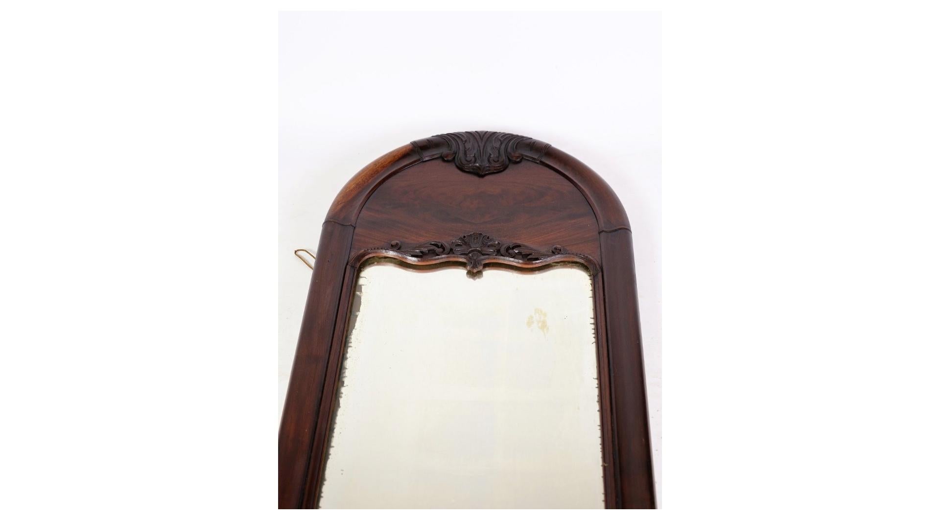 Der antike Mahagonispiegel Christian VIII. aus den 1860er Jahren ist ein bezauberndes Stück Möbelgeschichte, das wahre Eleganz und zeitlose Schönheit ausstrahlt. Dieser Spiegel steht für das handwerkliche Erbe und die ästhetische Raffinesse der