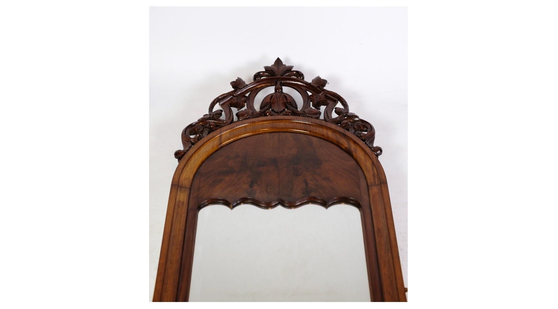 Der antike Spiegel Christian VIII. mit Mahagonidekor aus den 1860er Jahren ist ein prächtiges Stück Möbelgeschichte, das Eleganz und Finesse ausstrahlt. Dieser Spiegel zeugt von einer Ära der Raffinesse und der Handwerkskunst, die für die