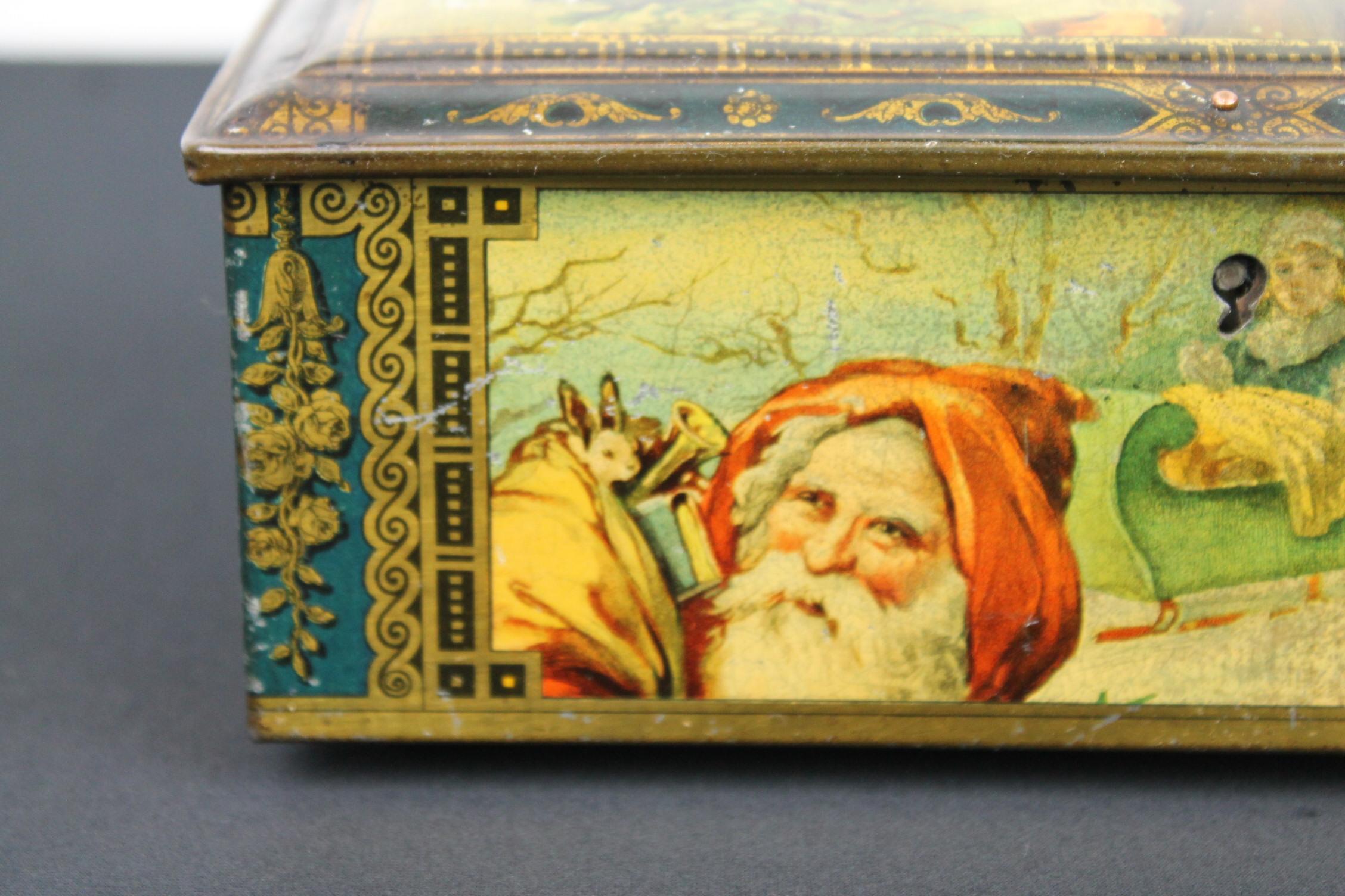 Antique Christmas Tin with Santa Claus   In Good Condition For Sale In Antwerp, BE