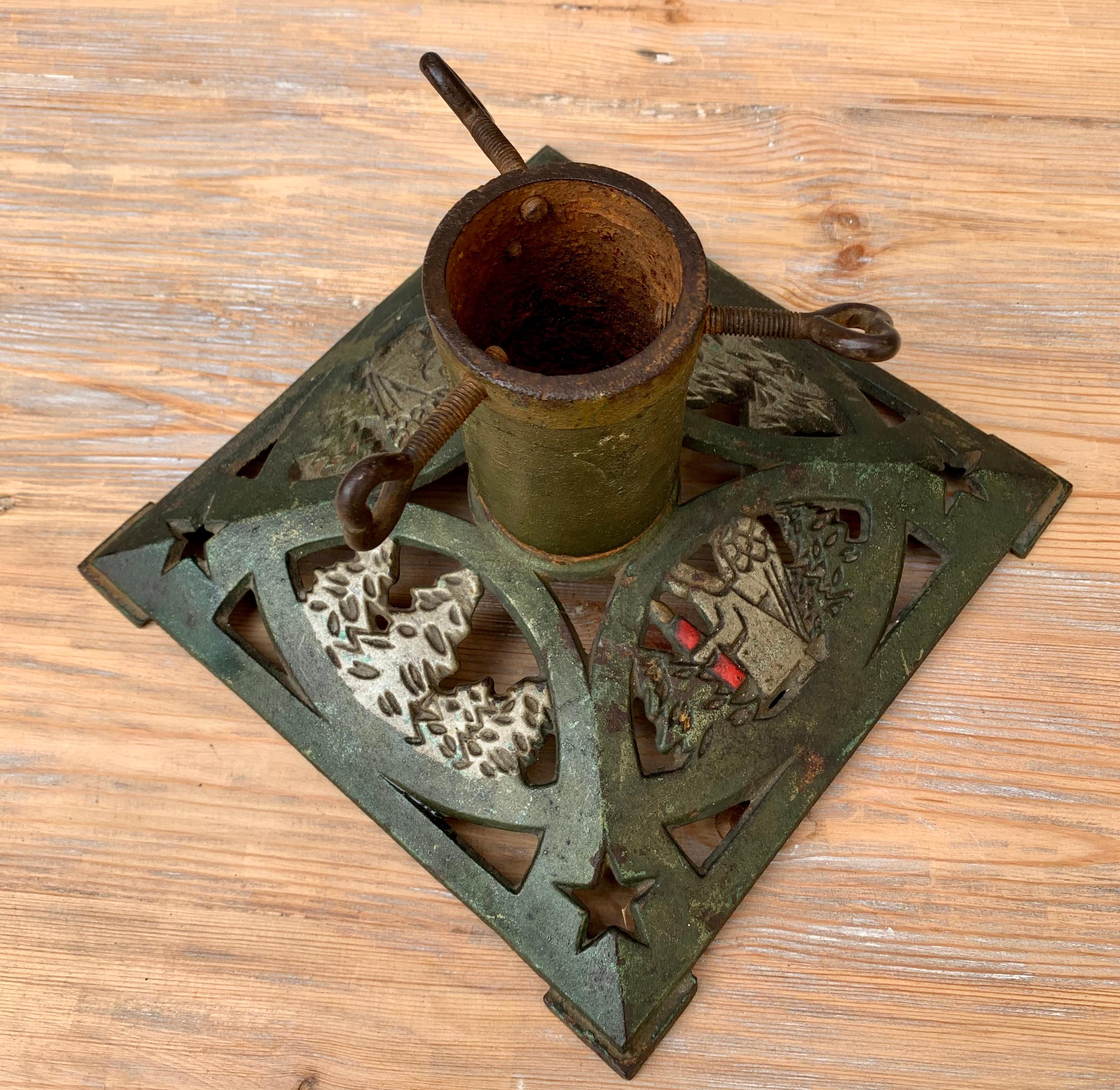 Antique Christmas Tree Stand in Original Painted Cast Iron, circa 1900 In Good Condition In Haddonfield, NJ