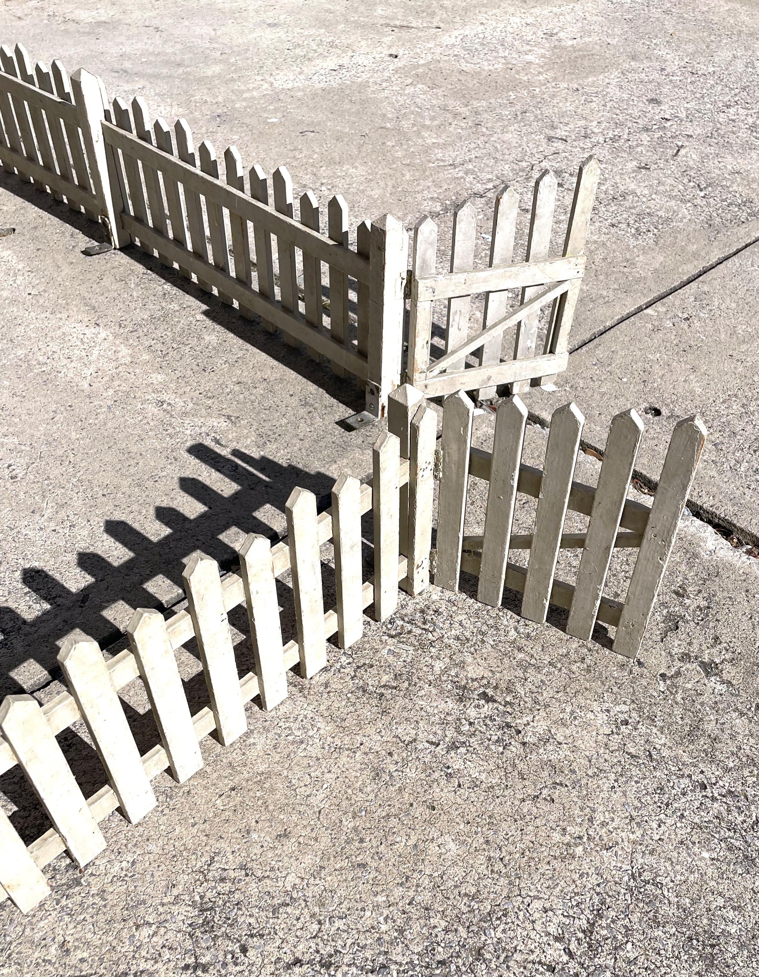 Antique Christmas Tree Village Train Surround Painted Wooden Fence Gate In Good Condition For Sale In Clifton Forge, VA
