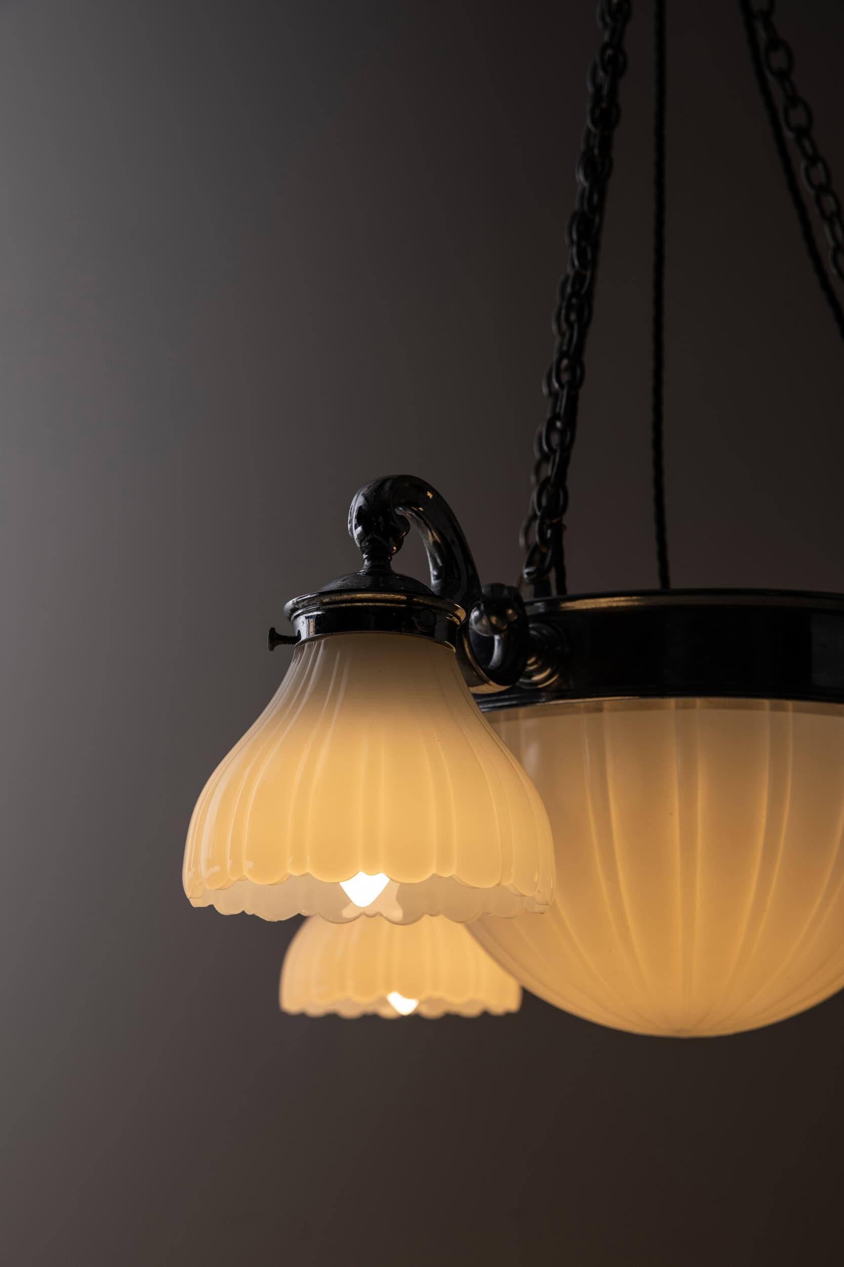 Lampe à suspension ancienne chromée GEC en verre de pierre de lune, C.1930 en vente 2