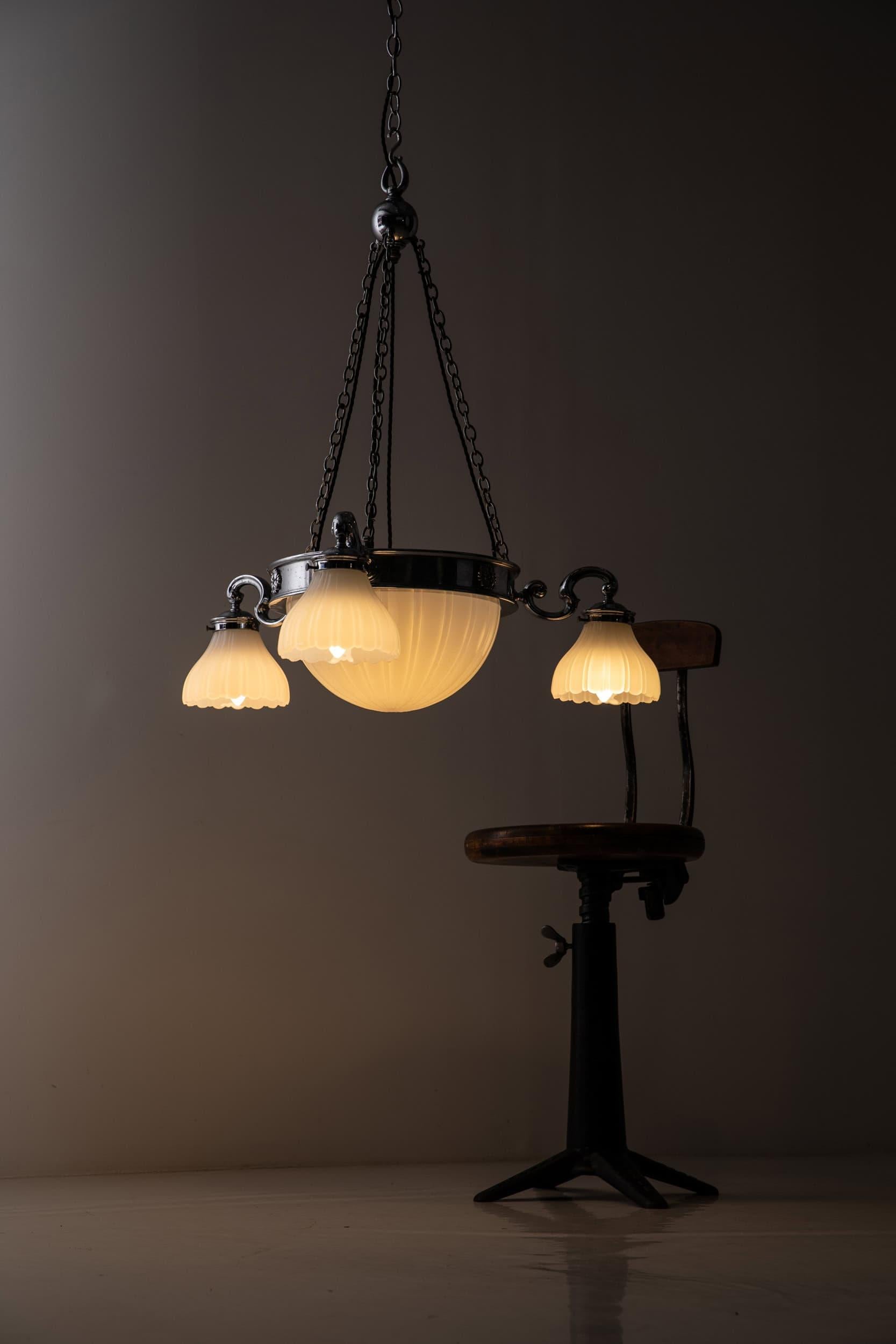 

Un imposant et élégant lustre en pierre de lune fabriqué en Angleterre par GEC. C.C.

Ce bol en verre au lait pressé de 12 pouces, entièrement original et intact, est estampillé 