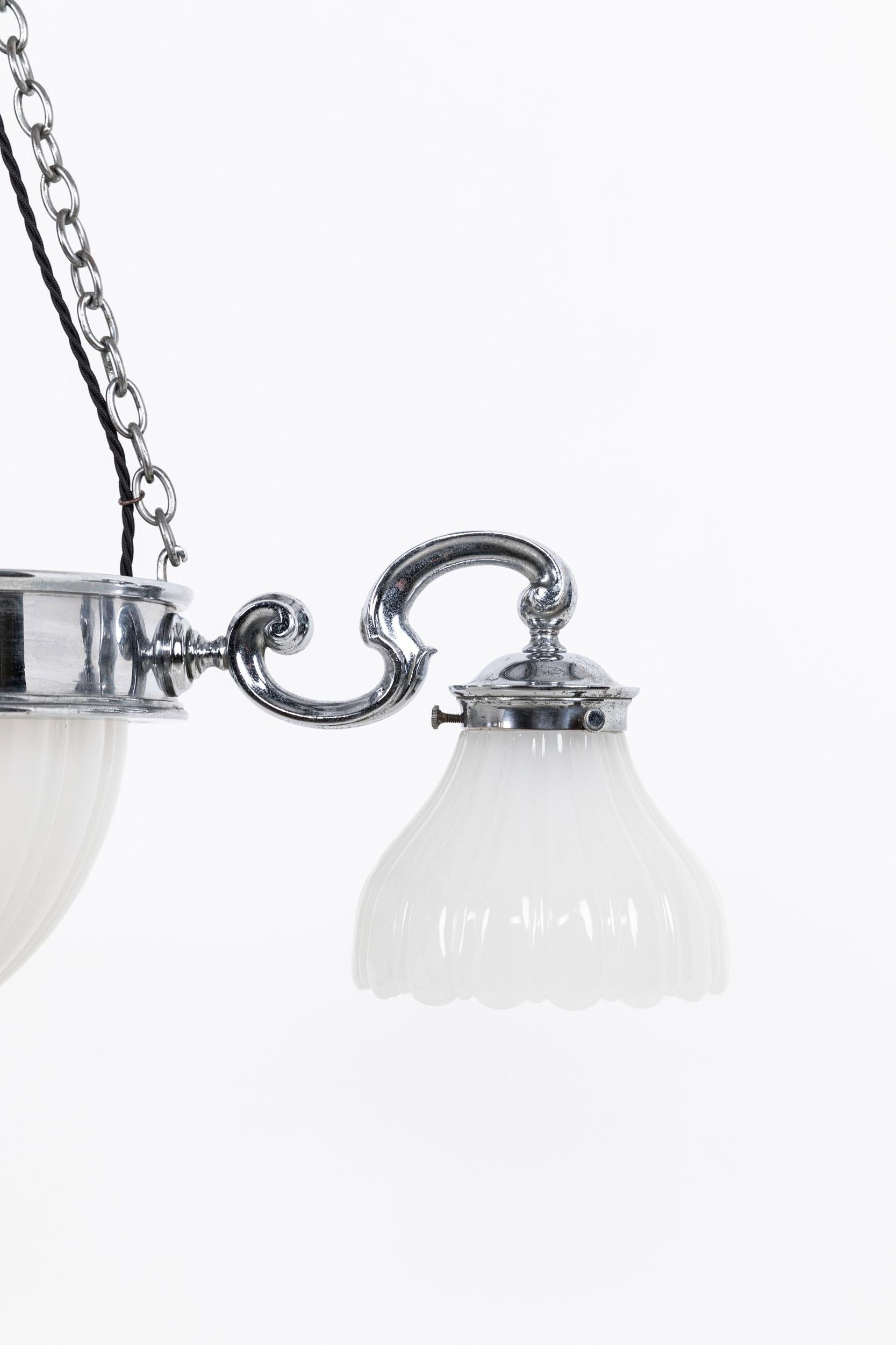 Art déco Lampe à suspension ancienne chromée GEC en verre de pierre de lune, C.1930 en vente