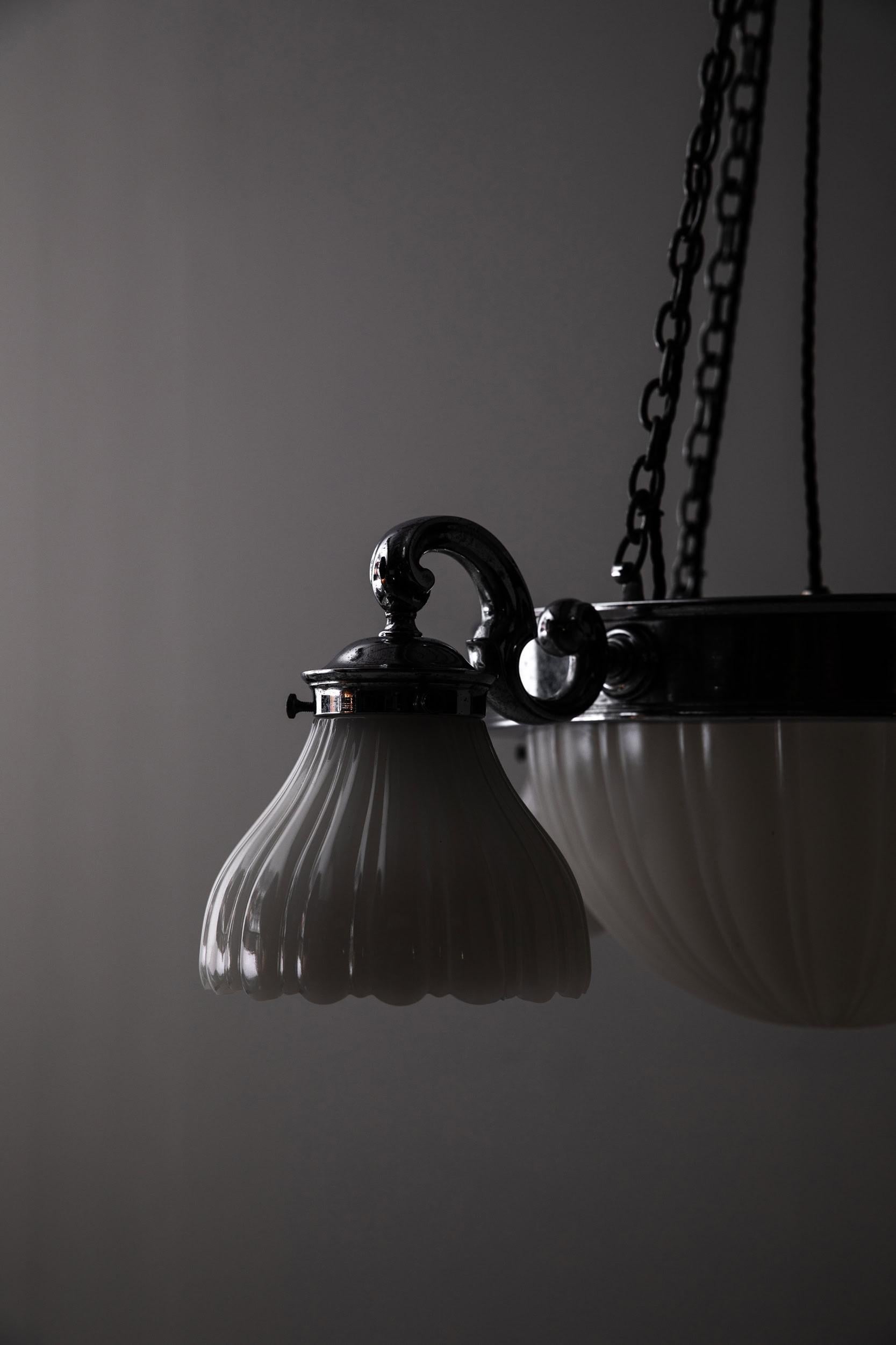 Lampe à suspension ancienne chromée GEC en verre de pierre de lune, C.1930 en vente 1