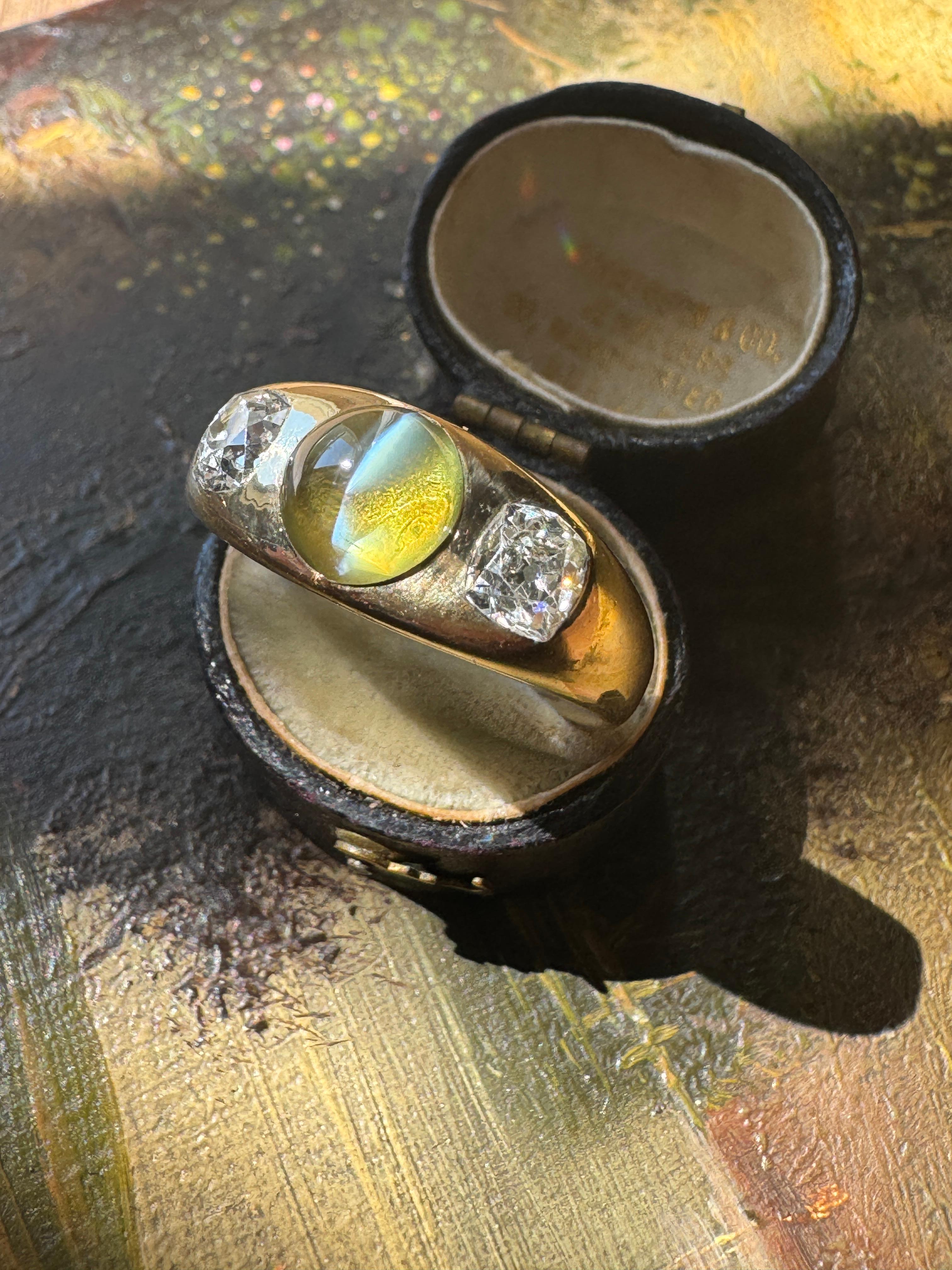 Anillo antiguo de crisoberilo y diamantes en engaste a ras con tres piedras Victoriano en venta