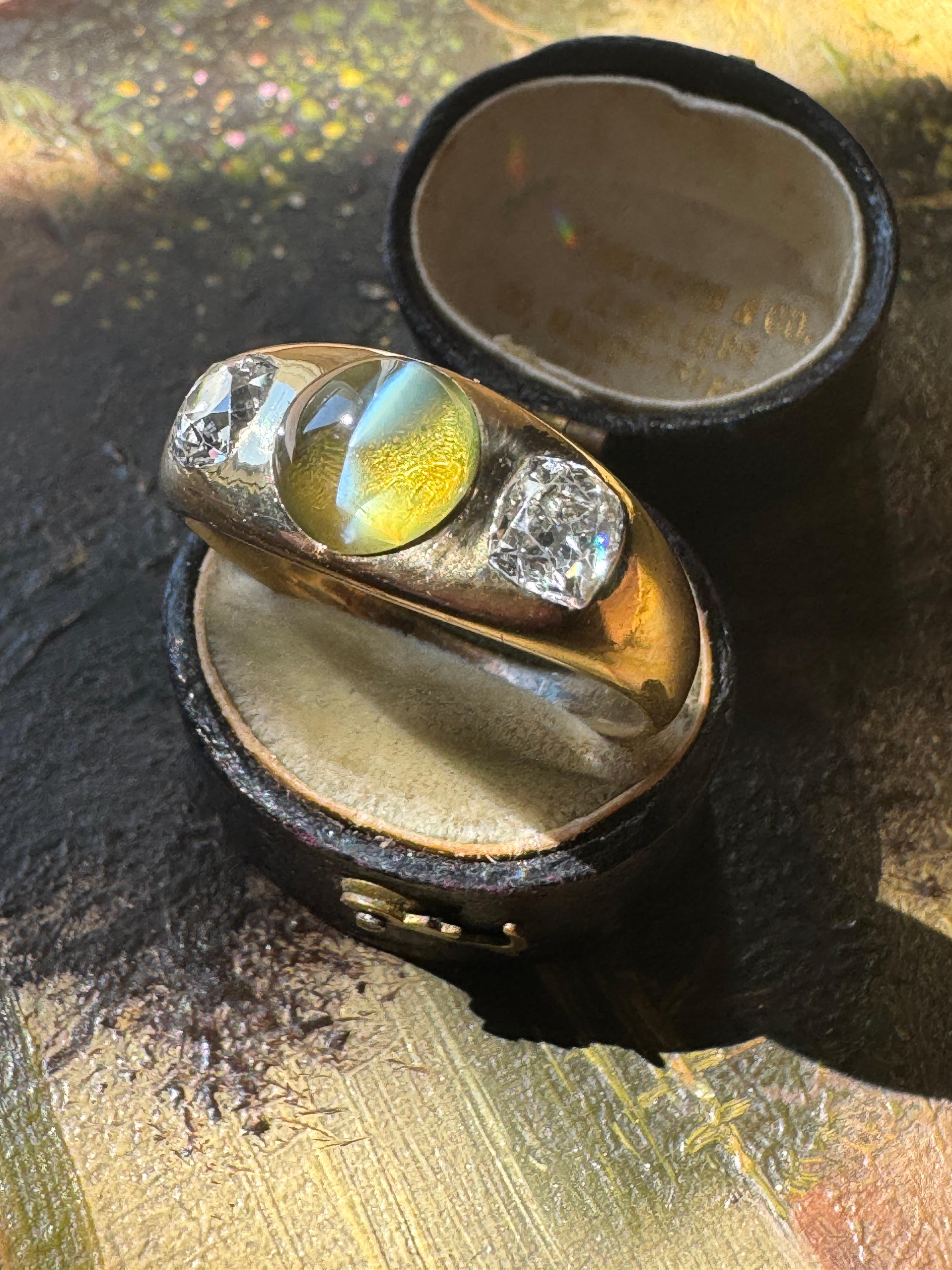 Anillo antiguo de crisoberilo y diamantes en engaste a ras con tres piedras en Bueno estado para la venta en Hummelstown, PA