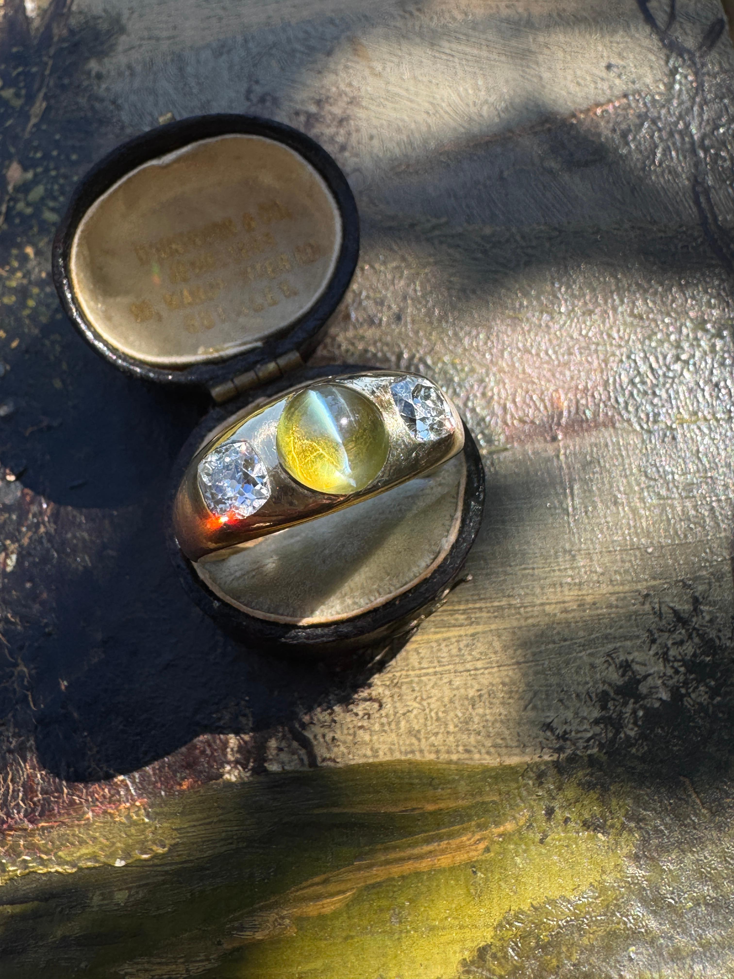 Femenino o masculino Anillo antiguo de crisoberilo y diamantes en engaste a ras con tres piedras en venta