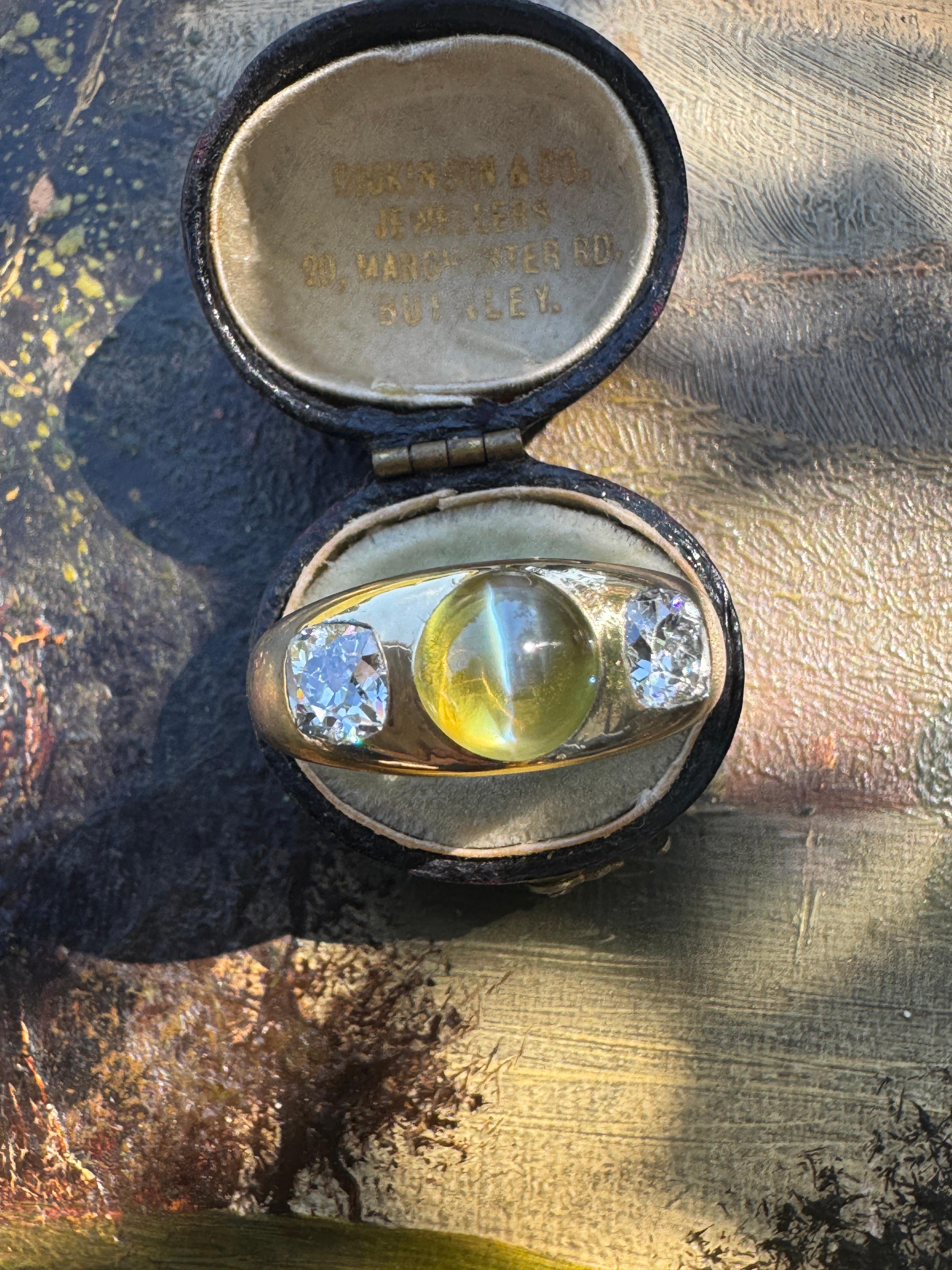 Anillo antiguo de crisoberilo y diamantes en engaste a ras con tres piedras en venta 1