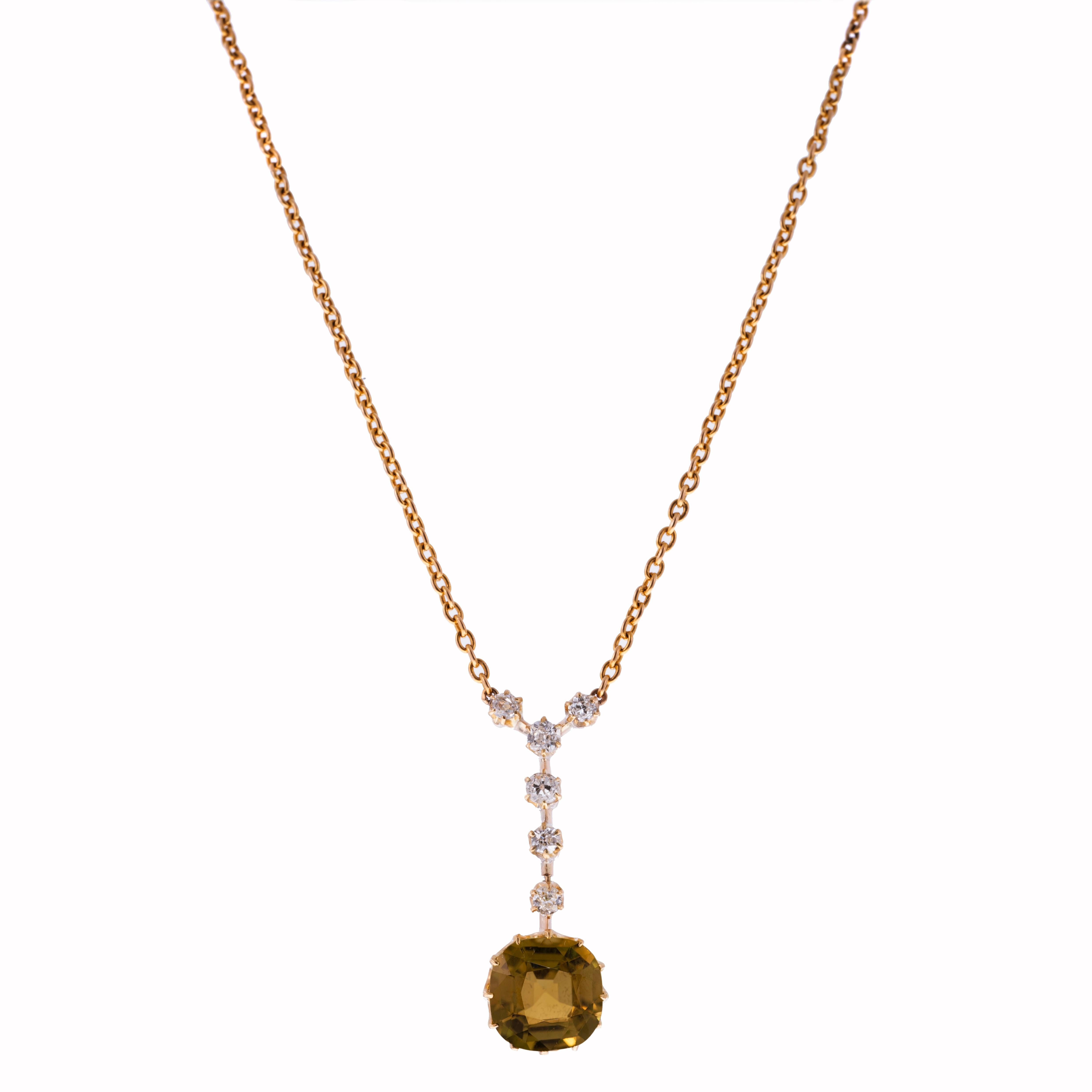 Un imponente pendente vittoriano in crisoberillo e diamanti in oro giallo 15ct. Il ciondolo è fatto a mano e di origine inglese, con un crisoberillo taglio cuscino di circa 4,50 carati. Inoltre, i Diamonds Mine Cut adornano il ciondolo per un peso