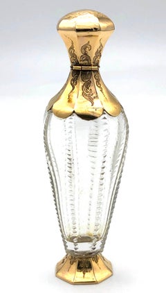 Bouteille de parfum antique en verre cristallin avec touches d'or