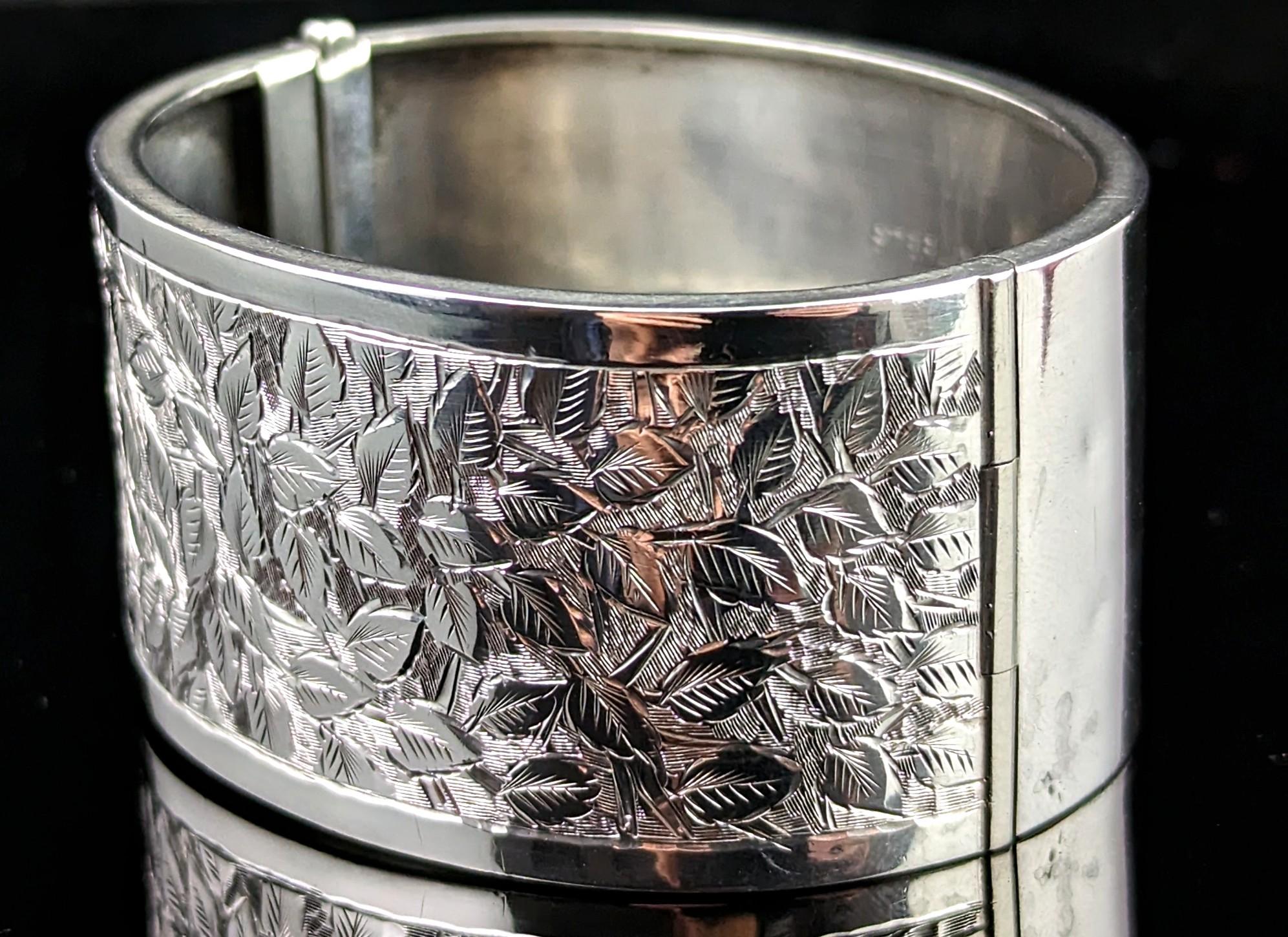 Antique Chunky silver cuff bangle, leaf engraved, Edwardian  In Good Condition For Sale In NEWARK, GB