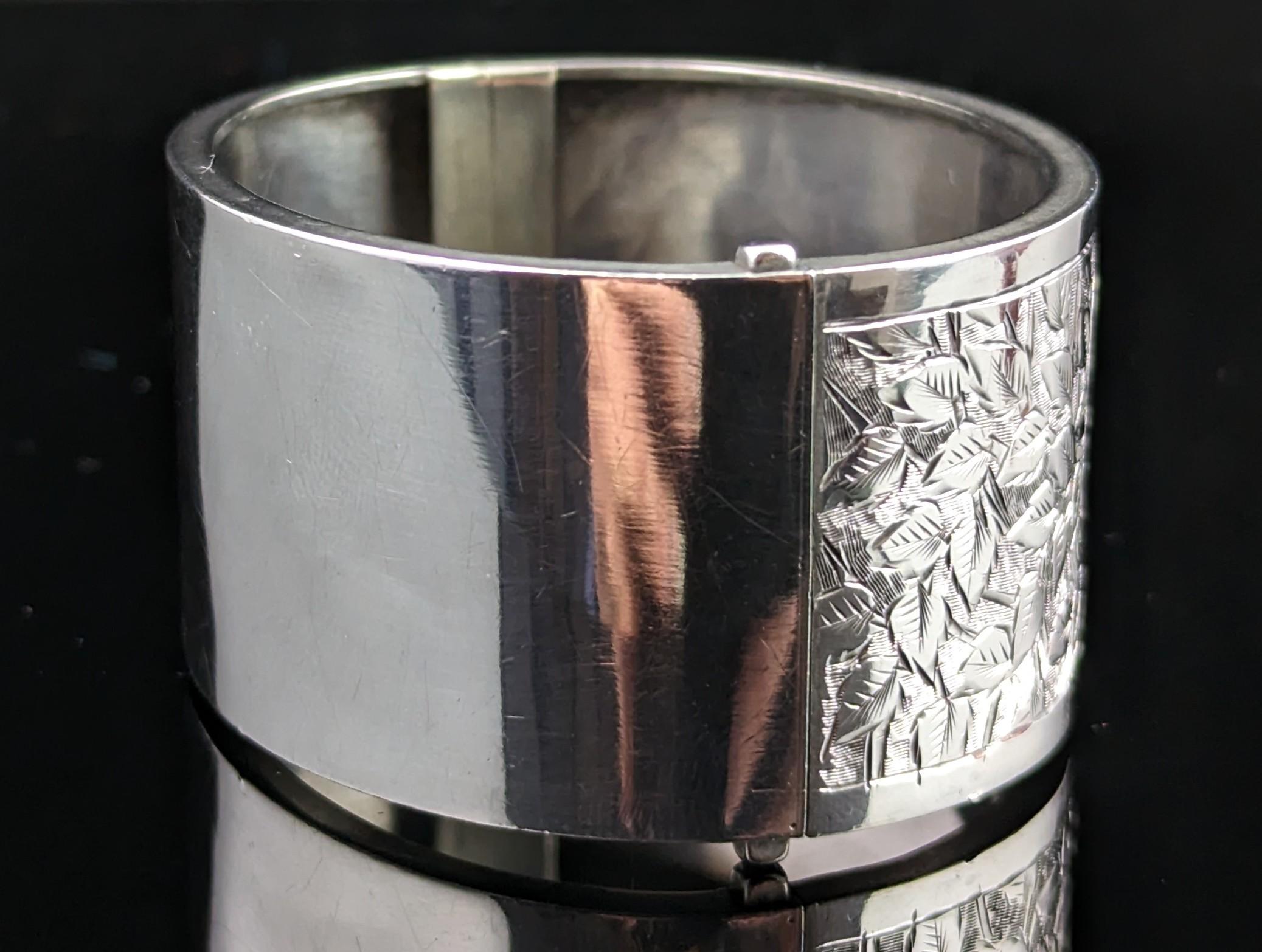 Antique Chunky silver cuff bangle, leaf engraved, Edwardian  For Sale 3