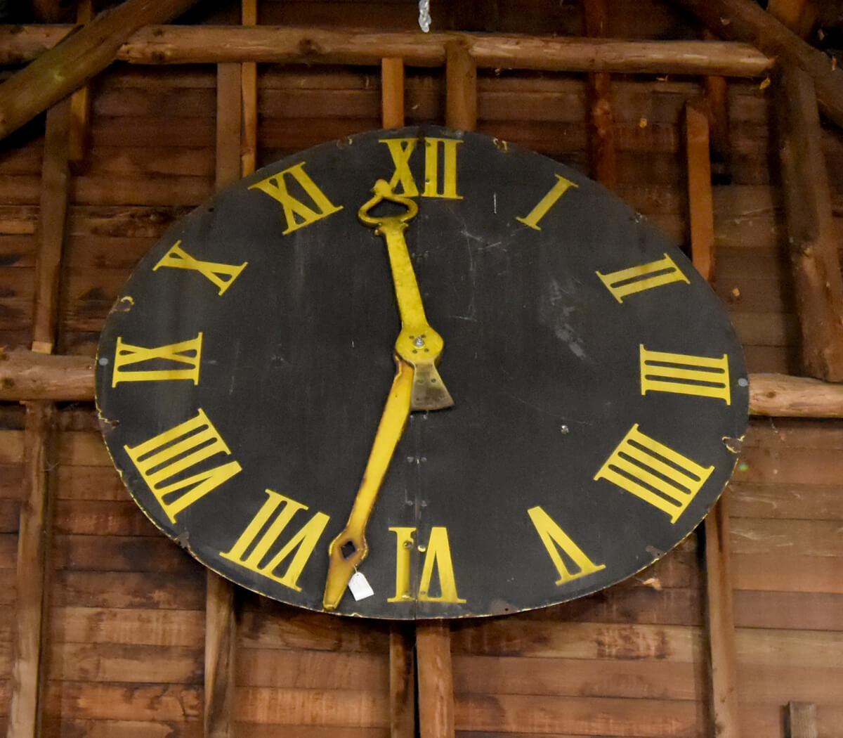Very big and Antique church clock from the 19th Century.
Comes from a churck in Belgium.
(Be aware: the dimensions should be checked)