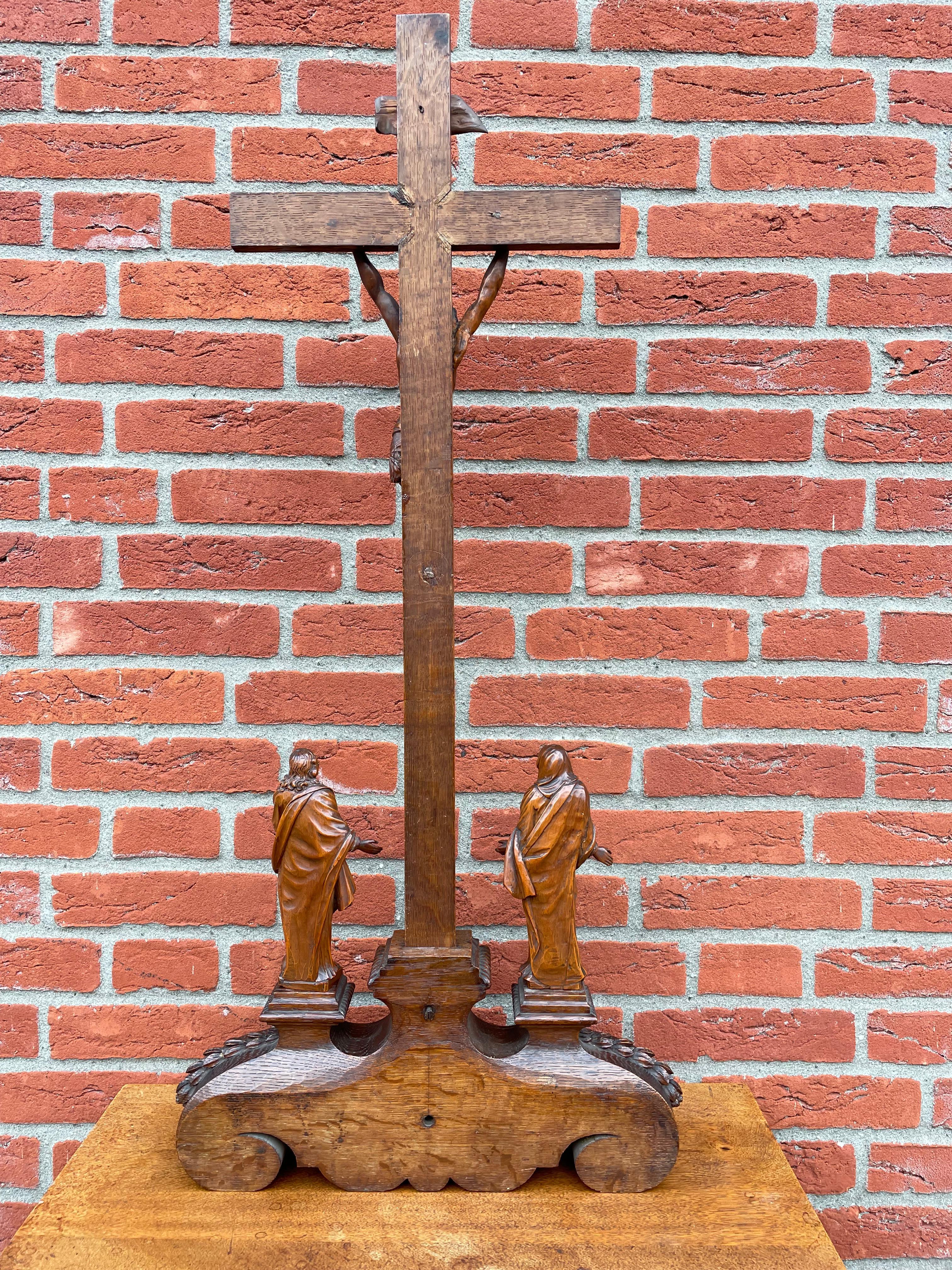 Crucifix d'église antique avec Jésus, Marie et Jean Sculptures de buis des années 1700 en vente 4