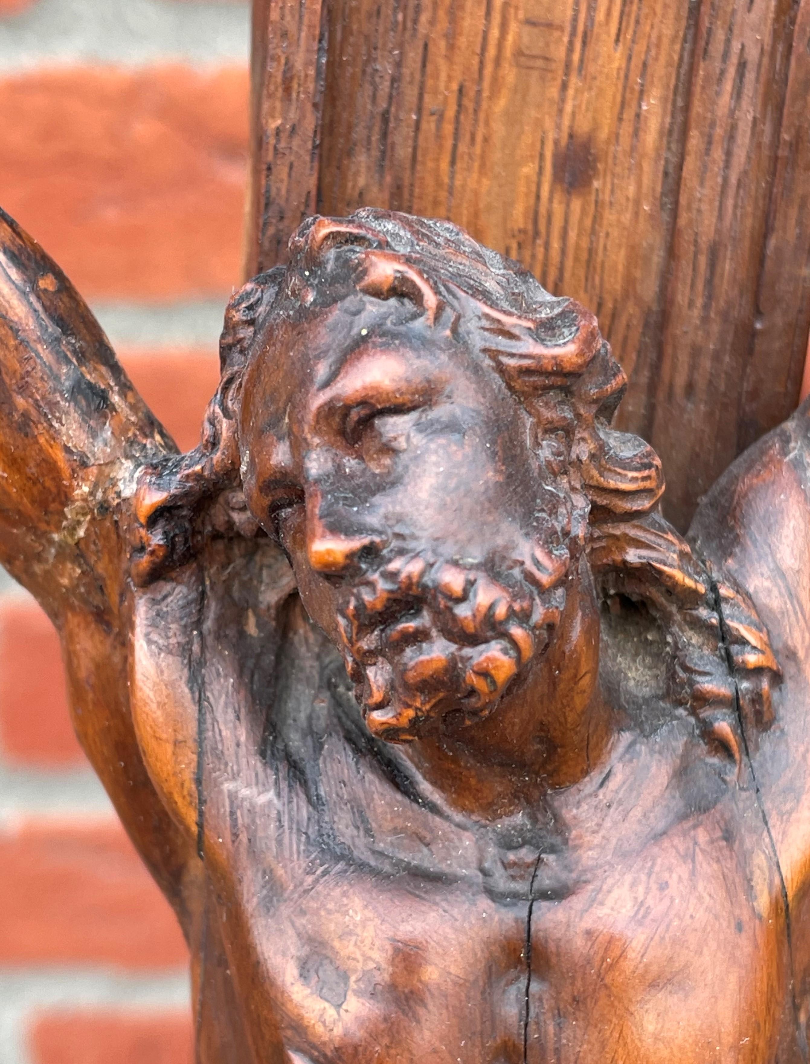Antikes Kirchenkreuz mit Jesus, Maria und Johannes, Skulpturen aus Buchsbaumholz aus den 1700er Jahren im Zustand „Gut“ im Angebot in Lisse, NL