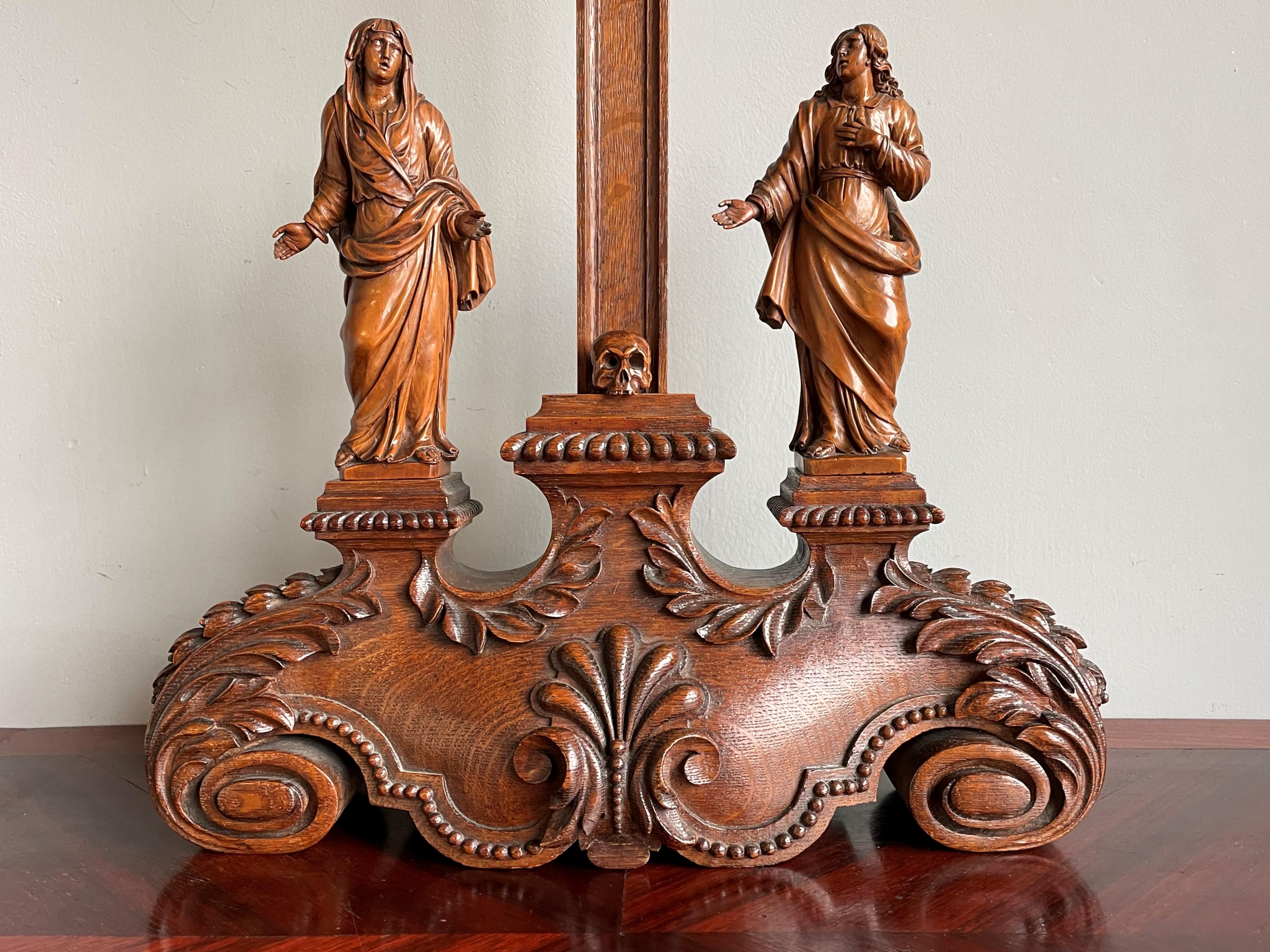 Crucifix d'église antique avec Jésus, Marie et Jean Sculptures de buis des années 1700 en vente 1