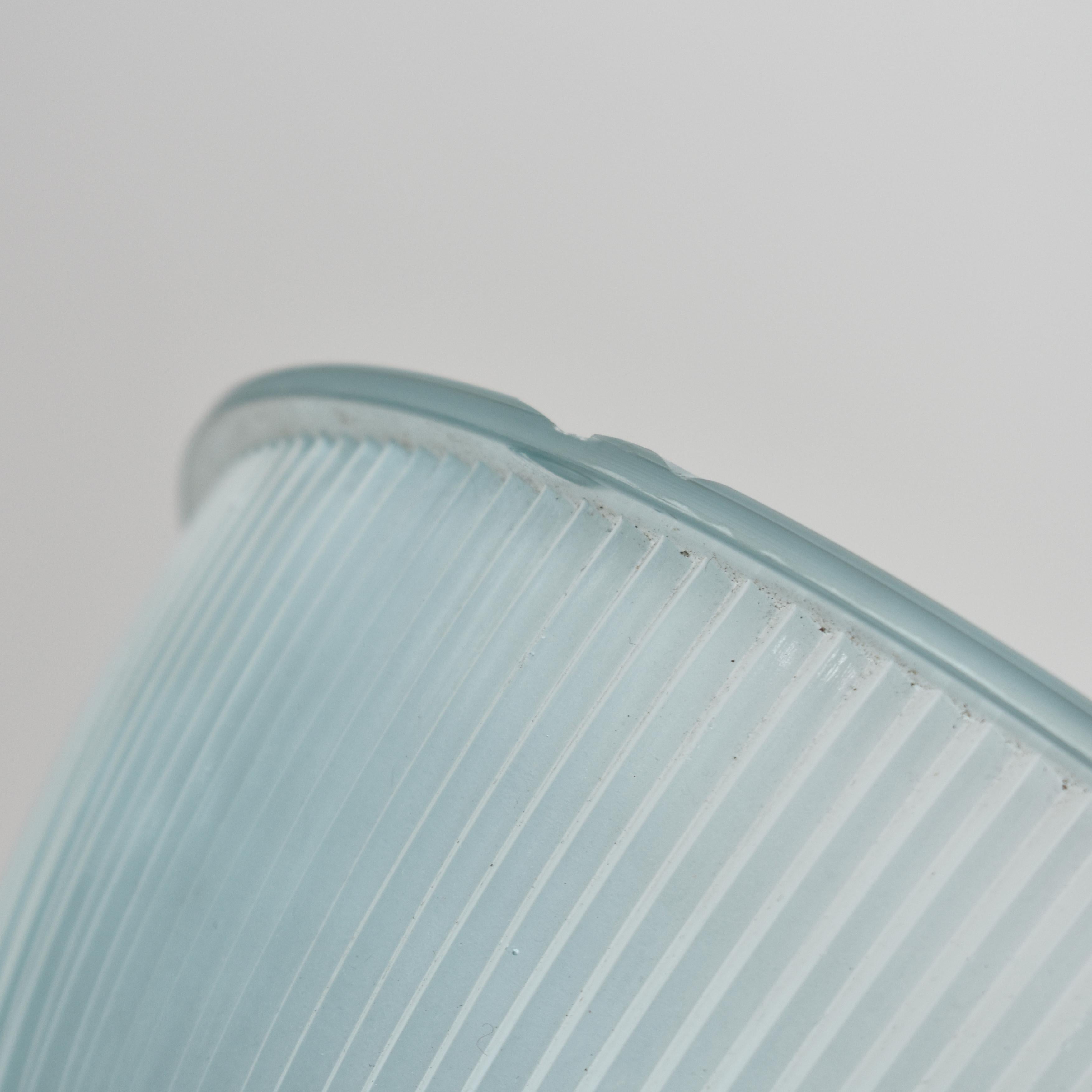 Lampe pendante ancienne en Holophane - Teinte bleue - A

Lampe à cloche en verre vintage fabriquée par 'Holophane' dans une variation inhabituelle de couleur de verre bleu. La lampe est dotée d'une galerie GEC polie, estampillée de la marque
