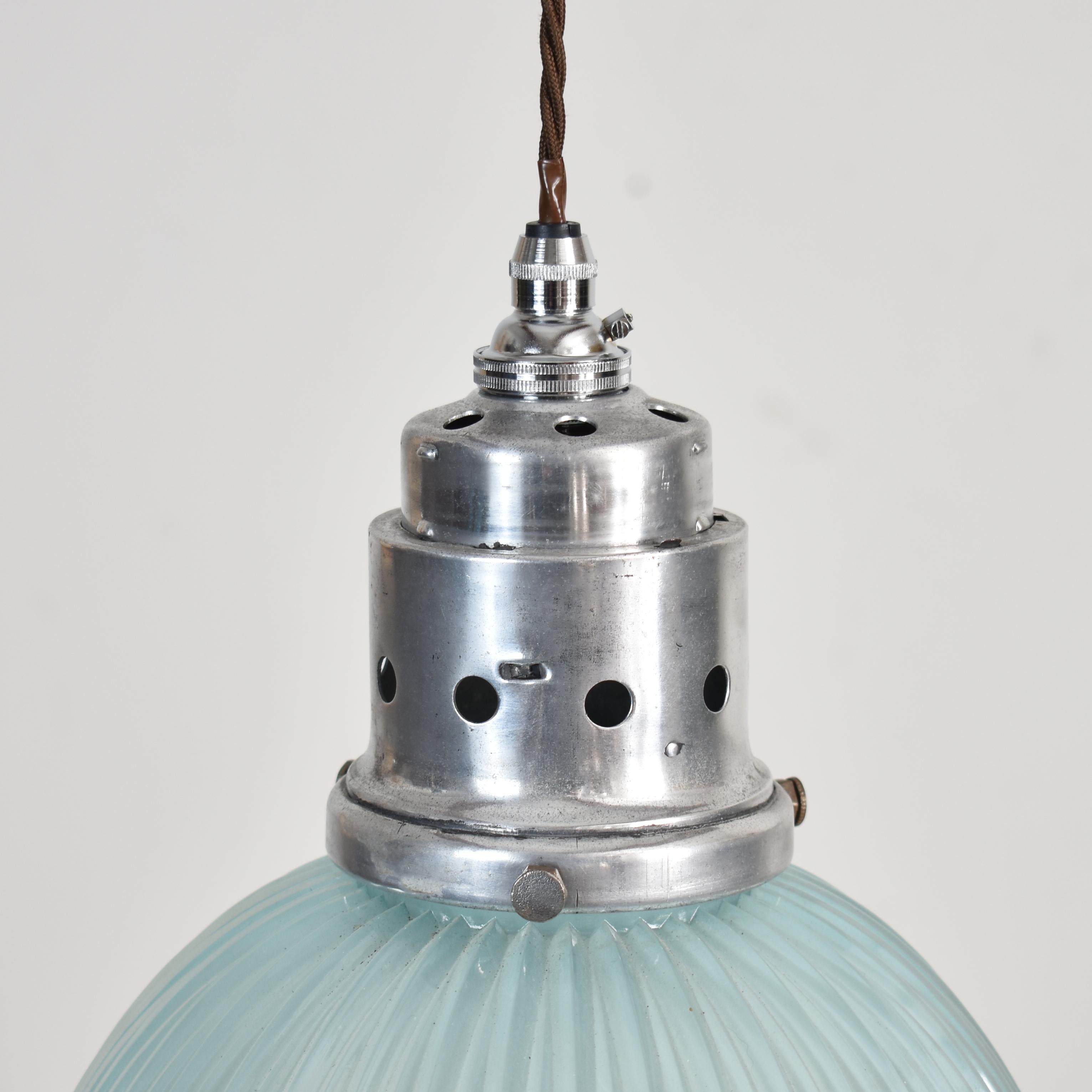 20ième siècle Lampe à suspension d'église ancienne Holophane, teinte bleue en vente