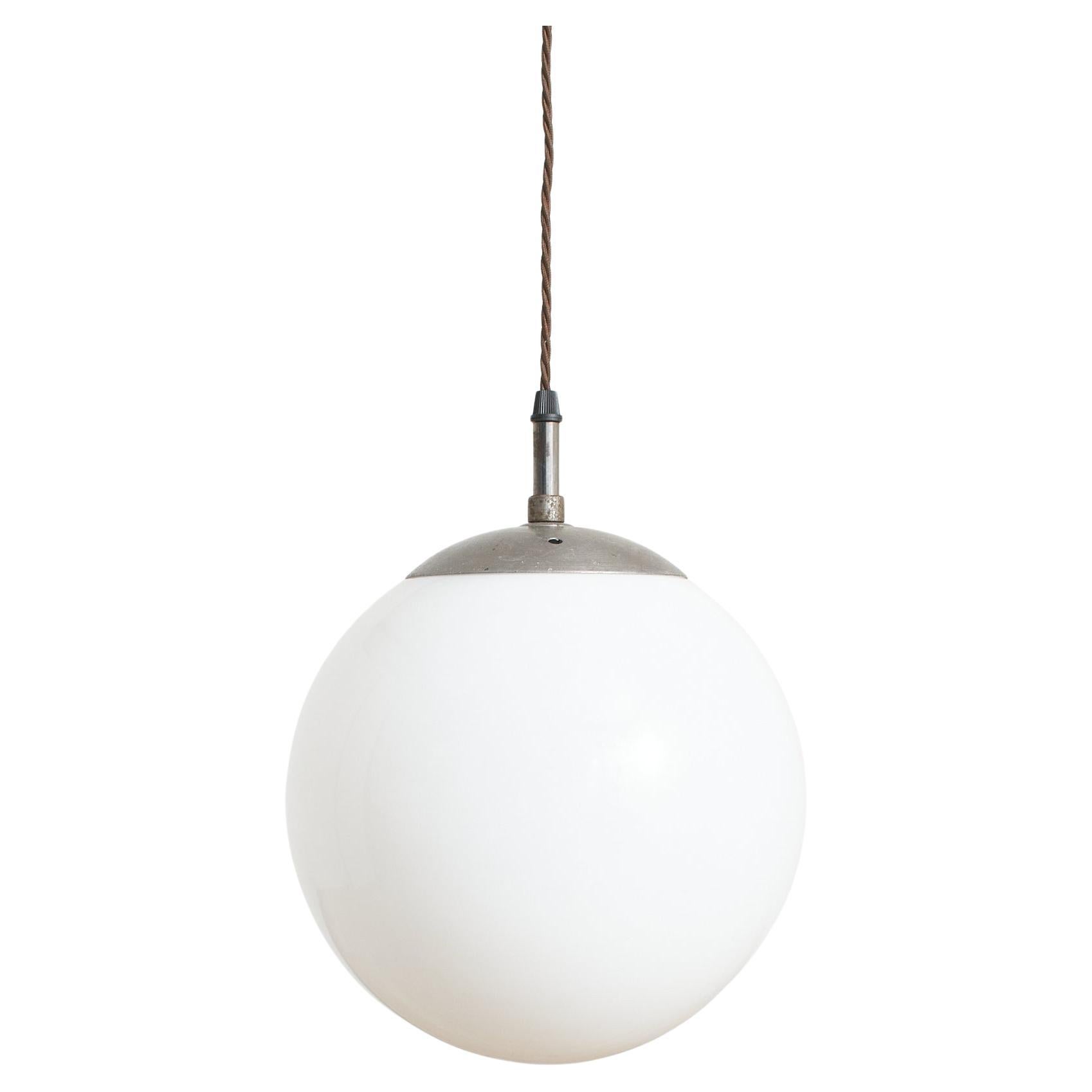 Lampada a sospensione a globo opalino antico Church's