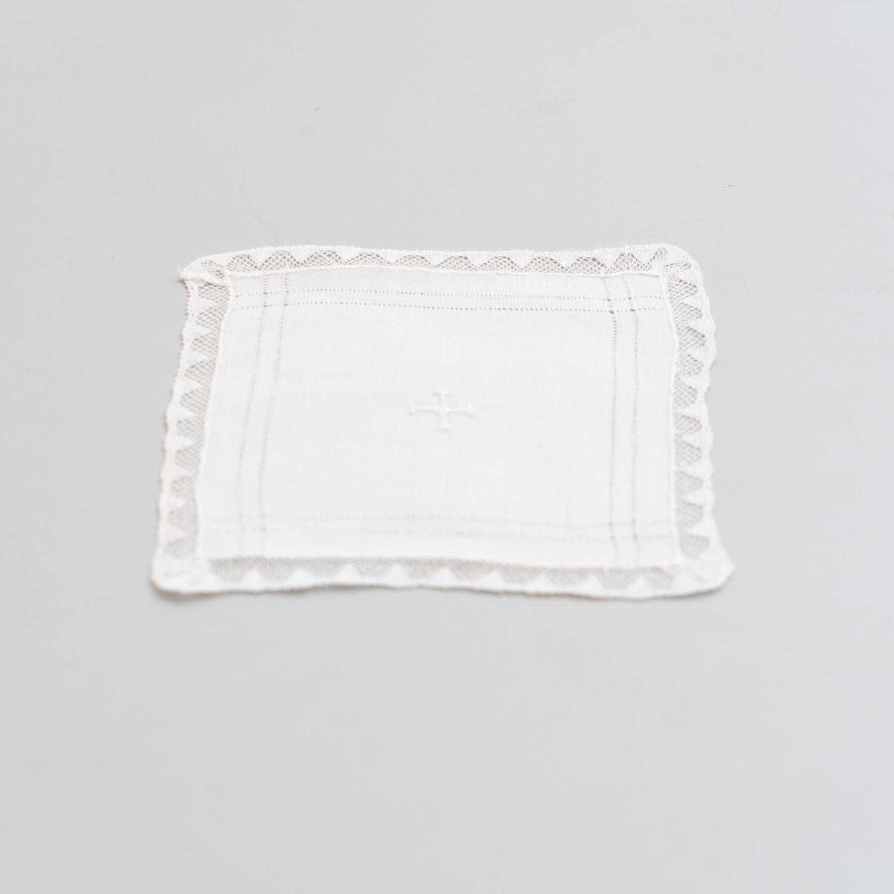 Tissu d'autel traditionnel d'église ancien, vers 1950 3