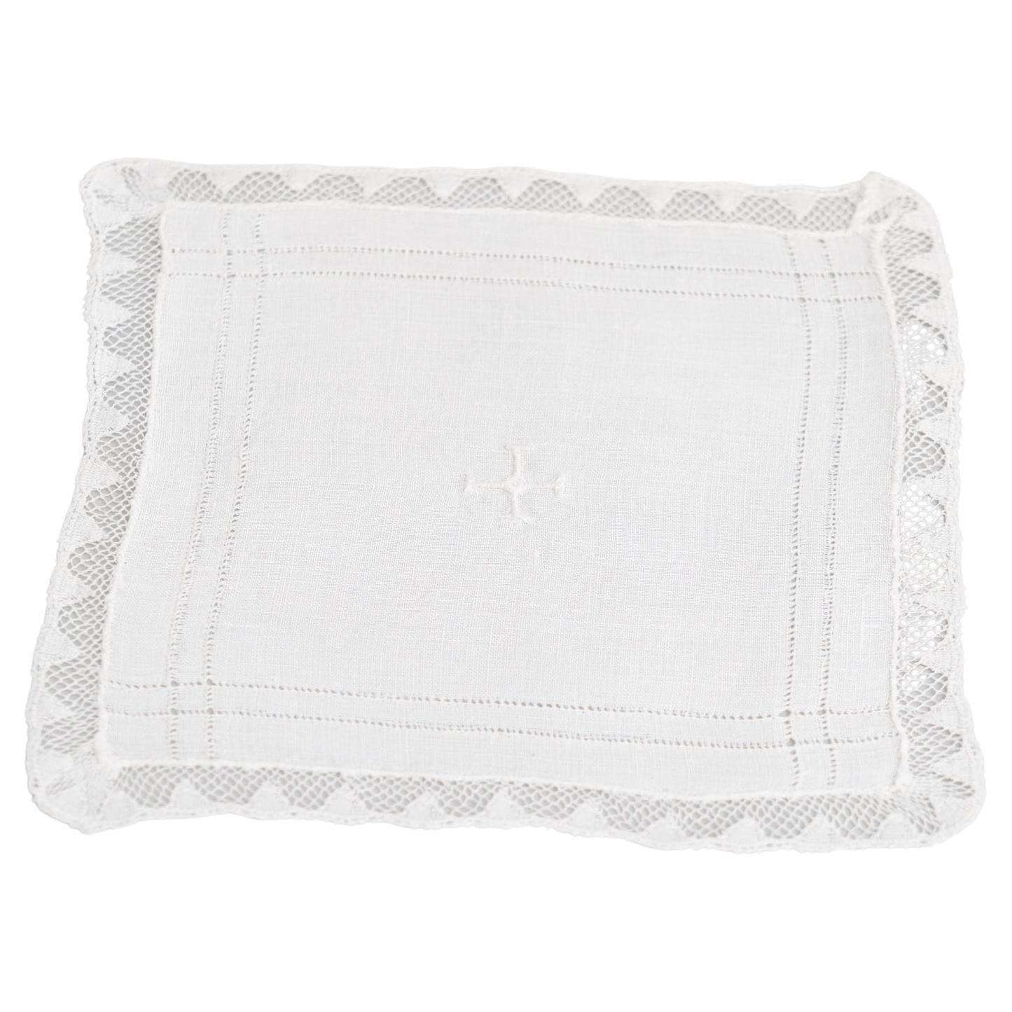 Nappes d'autel traditionnelles d'une église espagnole.    Fabriqué dans un atelier catalan traditionnel à Olot, en Espagne, vers 1950.    En état d'origine, avec une usure mineure conforme à l'âge et à l'utilisation, préservant une belle patine.   